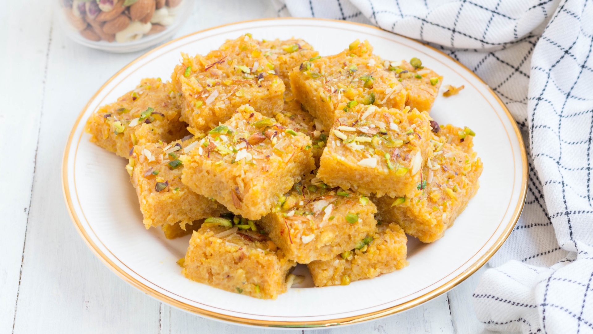 Кусочки сыра тофу на тарелке