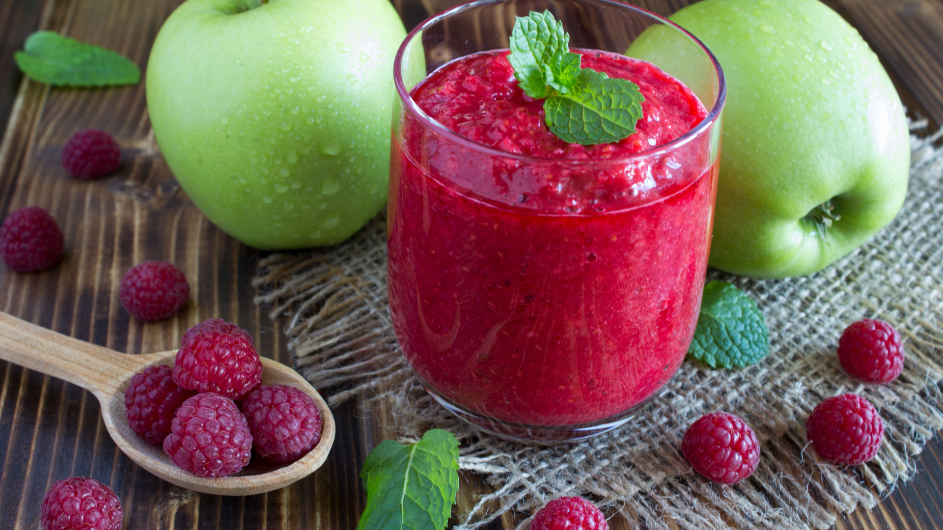 Смузи с малиной и зелеными яблоками в стакане