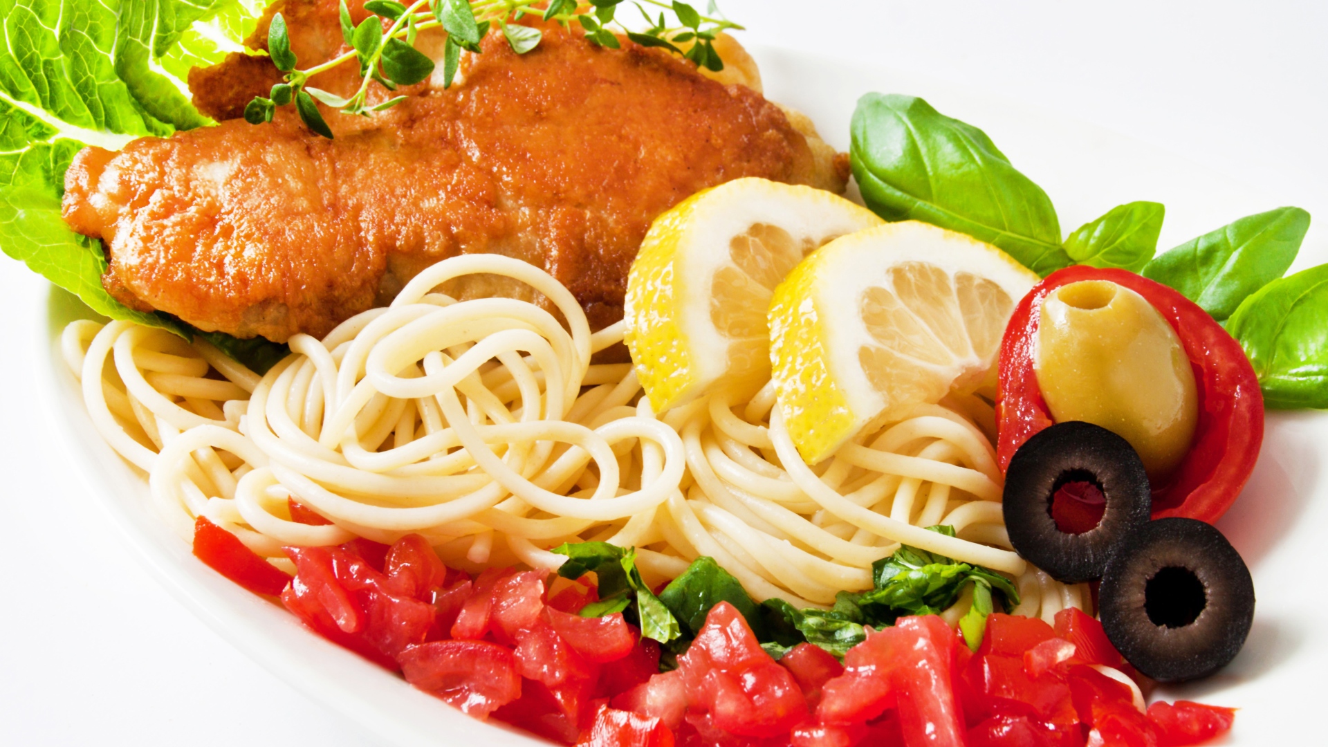 Спагетти с курицей, кусочками лимона, помидорами и зеленью