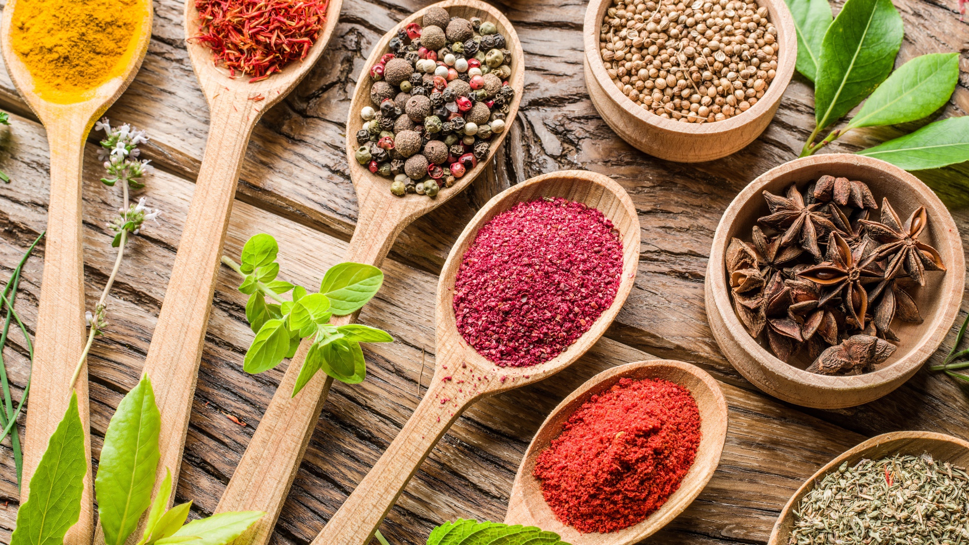 Специи в деревянных ложках на столе
