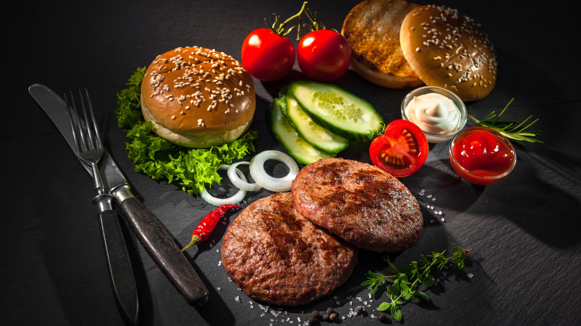 Вкусный натюрморт из гамбургеров на сером фоне