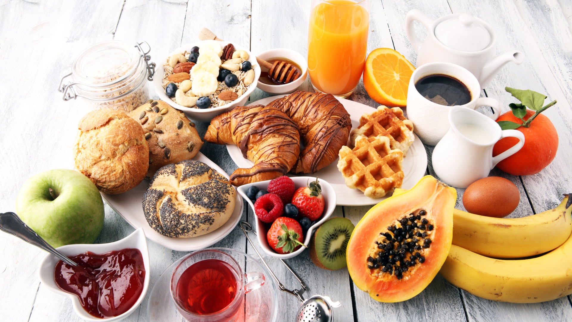 Разнообразный завтрак на столе 