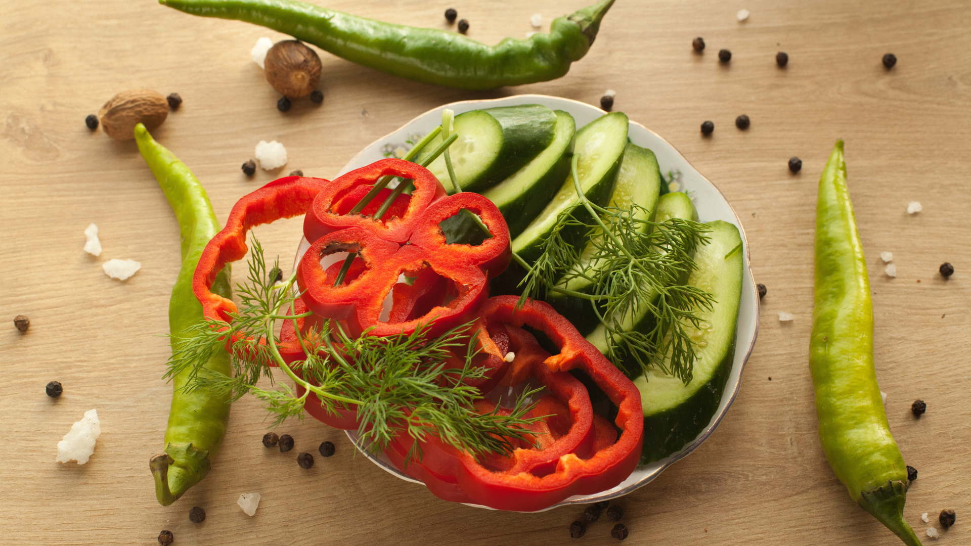 Вегетарианская еда на столе со специями 