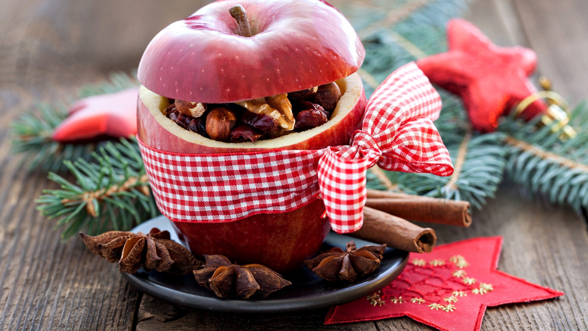 Яблоко с орехами внутри перевязано бантом