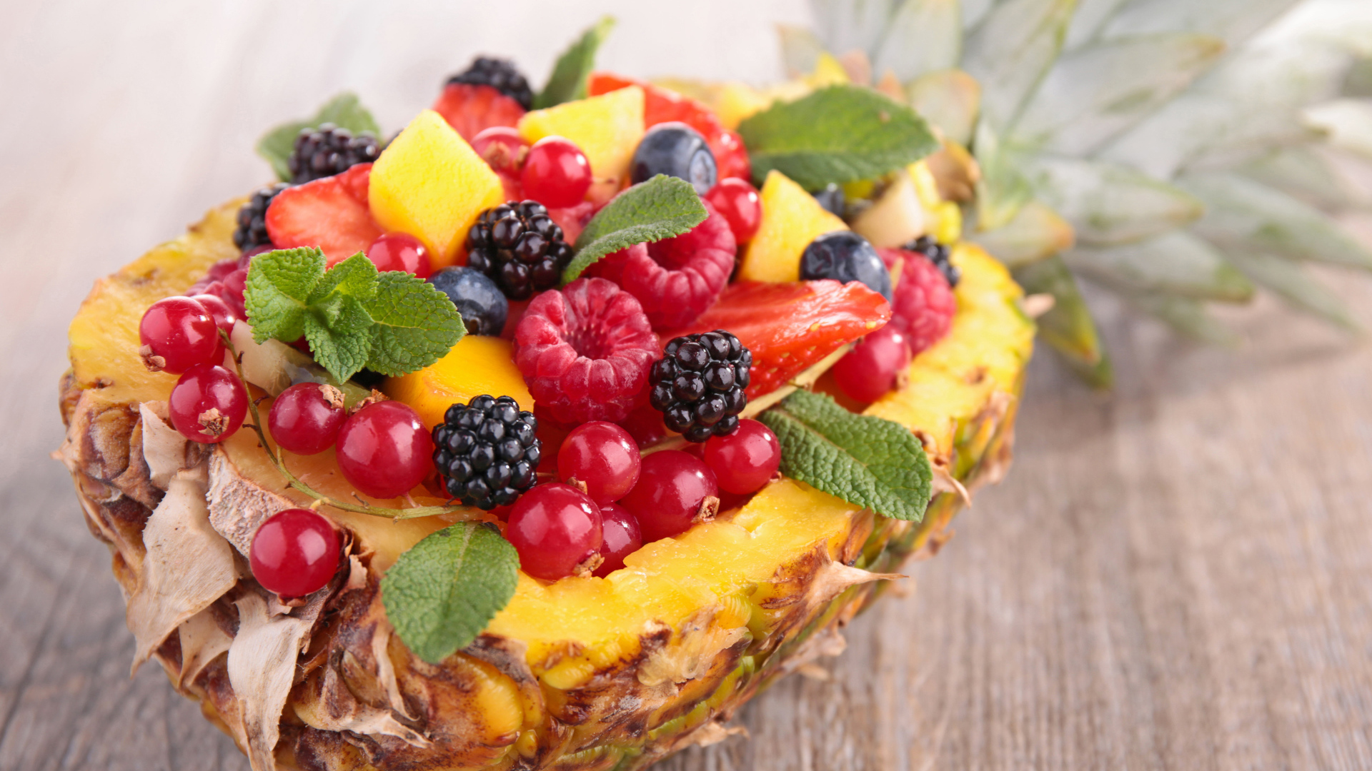 Свежие ягоды в ананасе