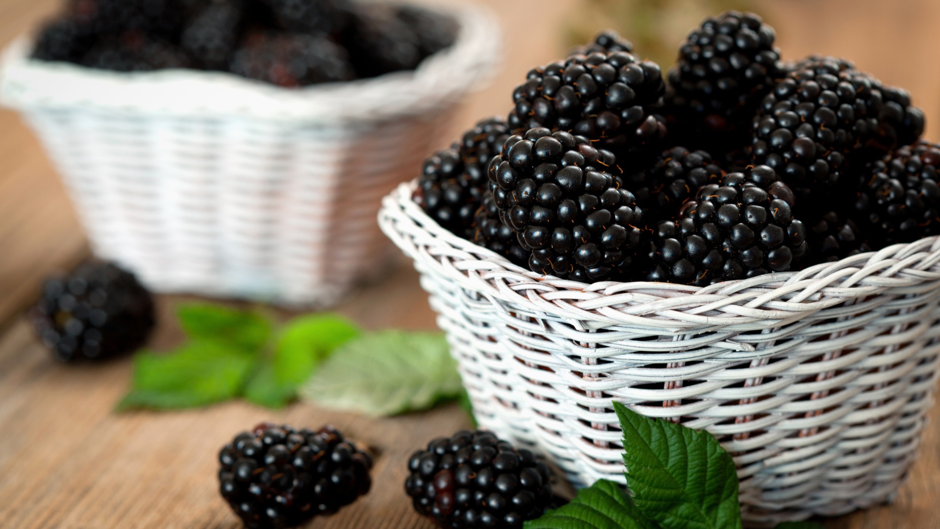 Свежые ягоды ежевики в белой корзинке на столе