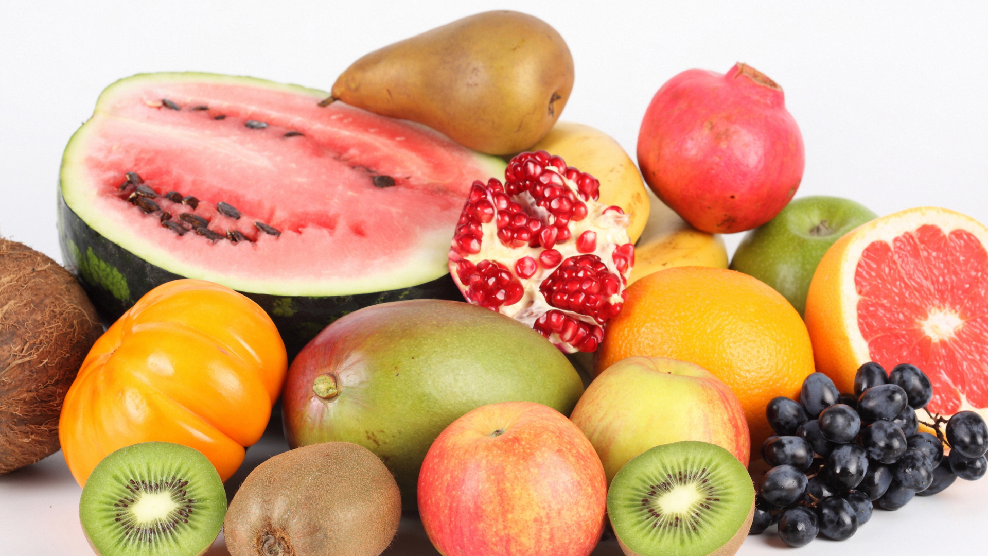 Свежие фрукты на белом фоне