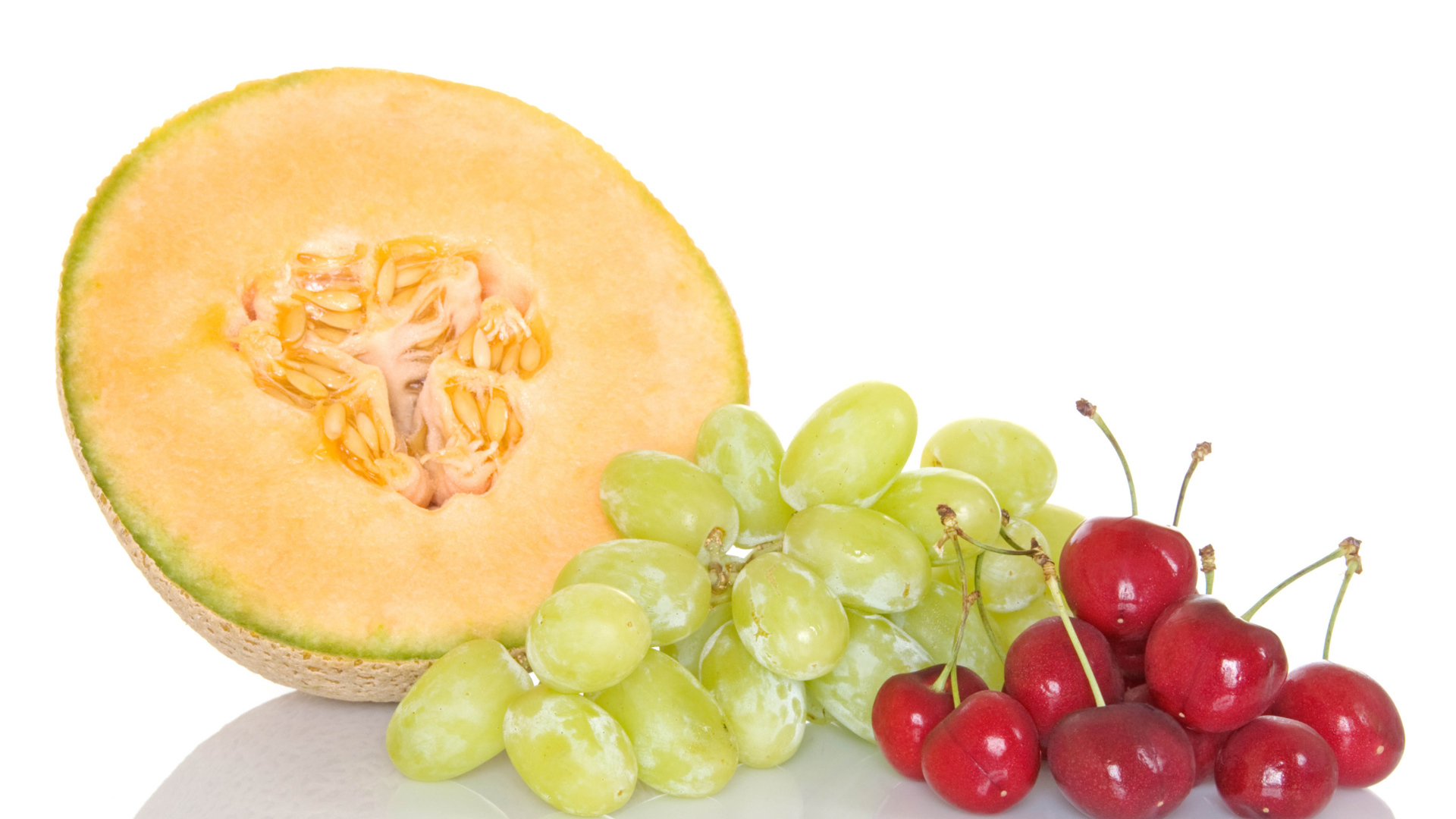 Дыня, виноград и черешни на белом фоне