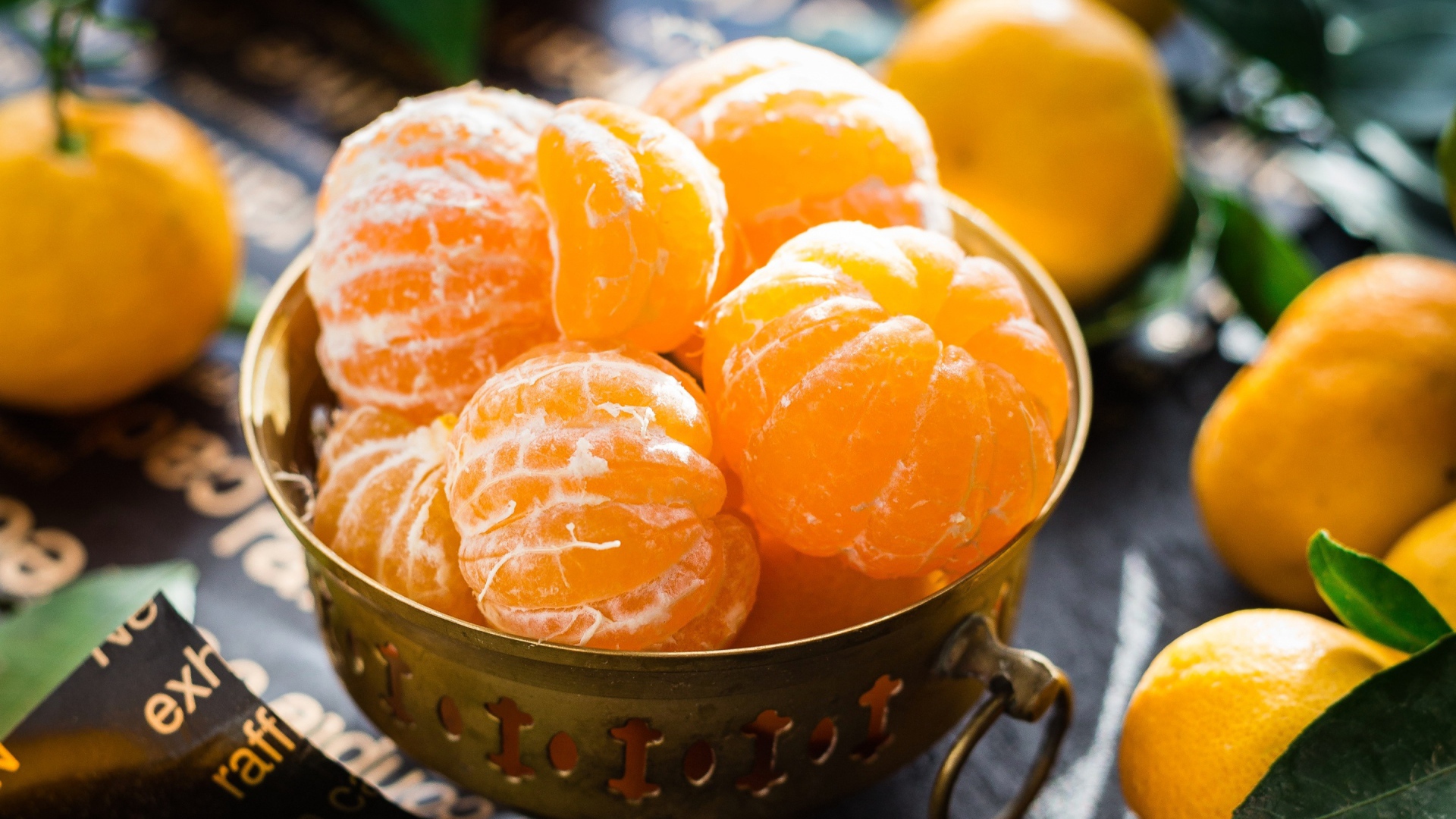 Очищенные мандарины на столе крупным планом