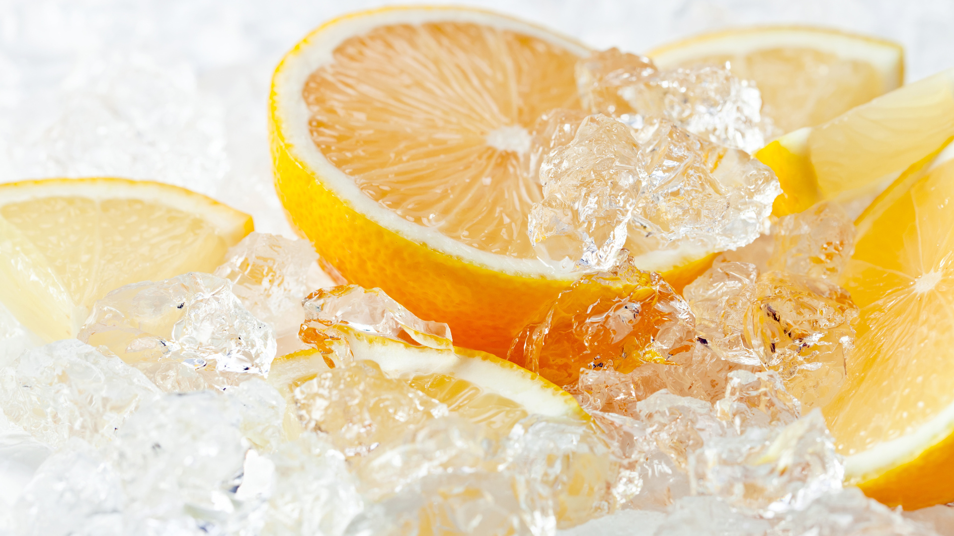 Кусочки апельсина со льдом