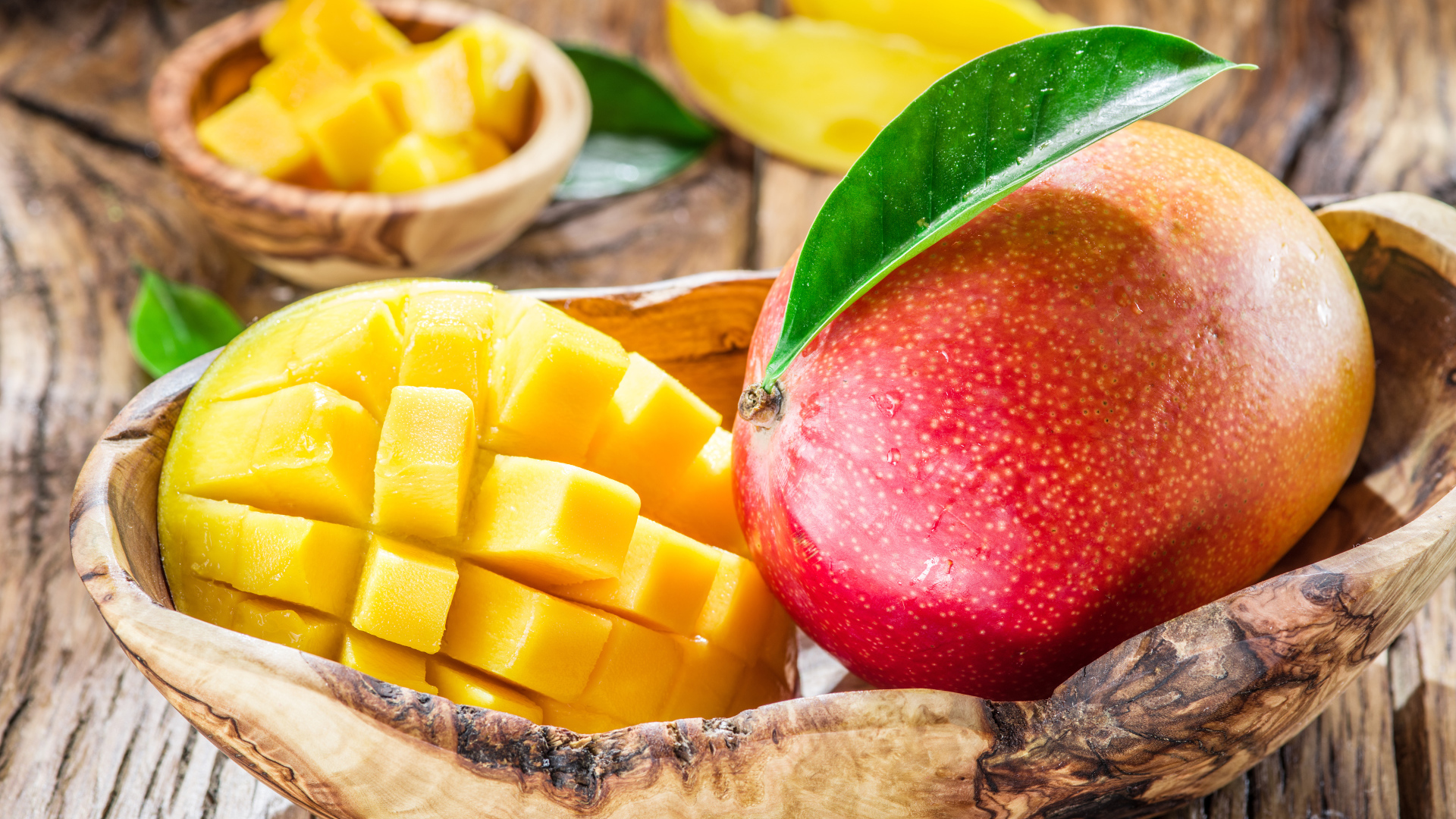 Очищенный манго на столе крупным планом