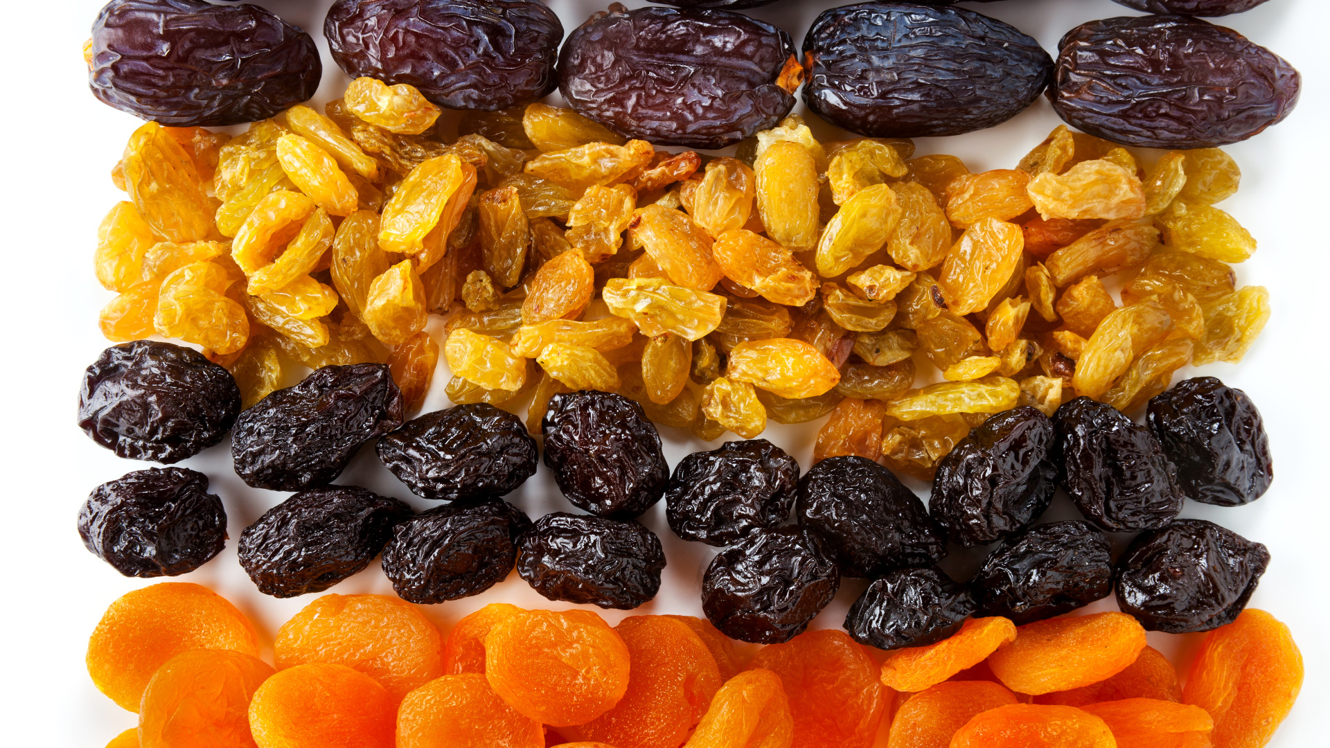 Изюм, чернослив, курага и финики на столе 