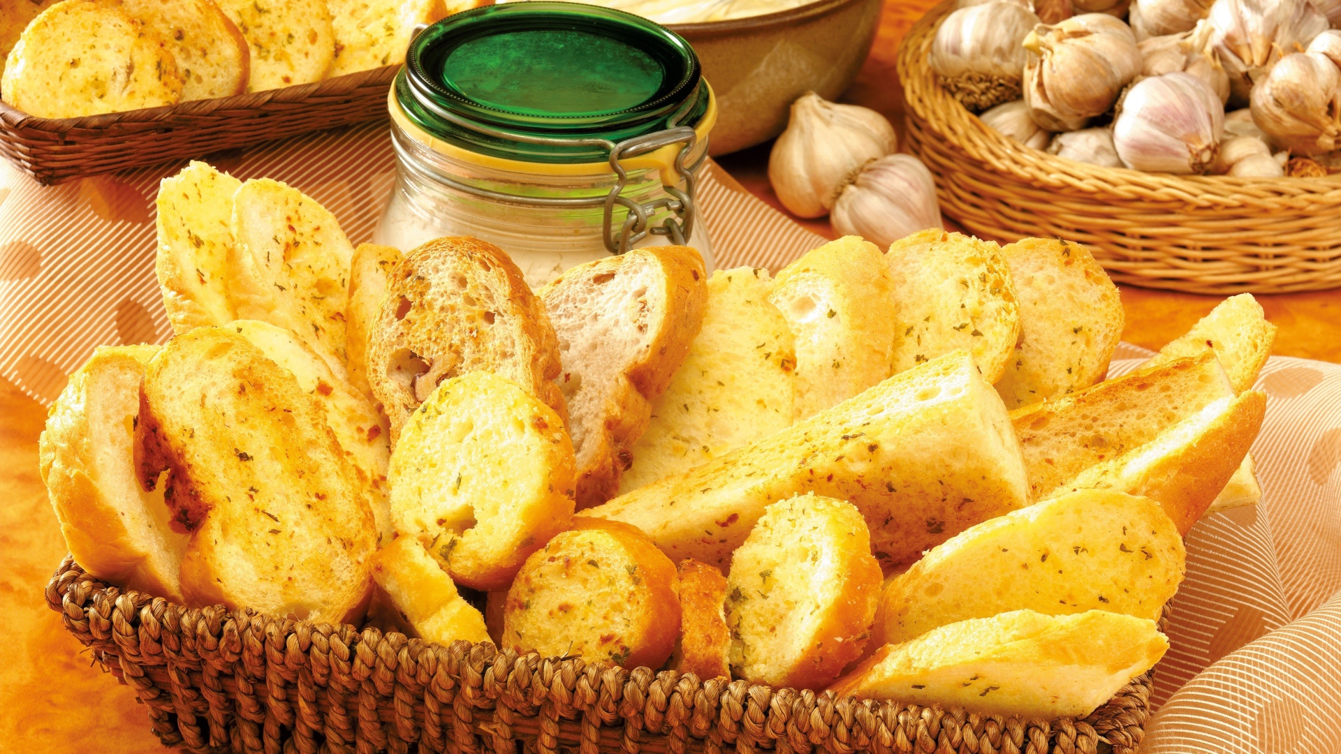 Гренки на столе с чесноком и соусом