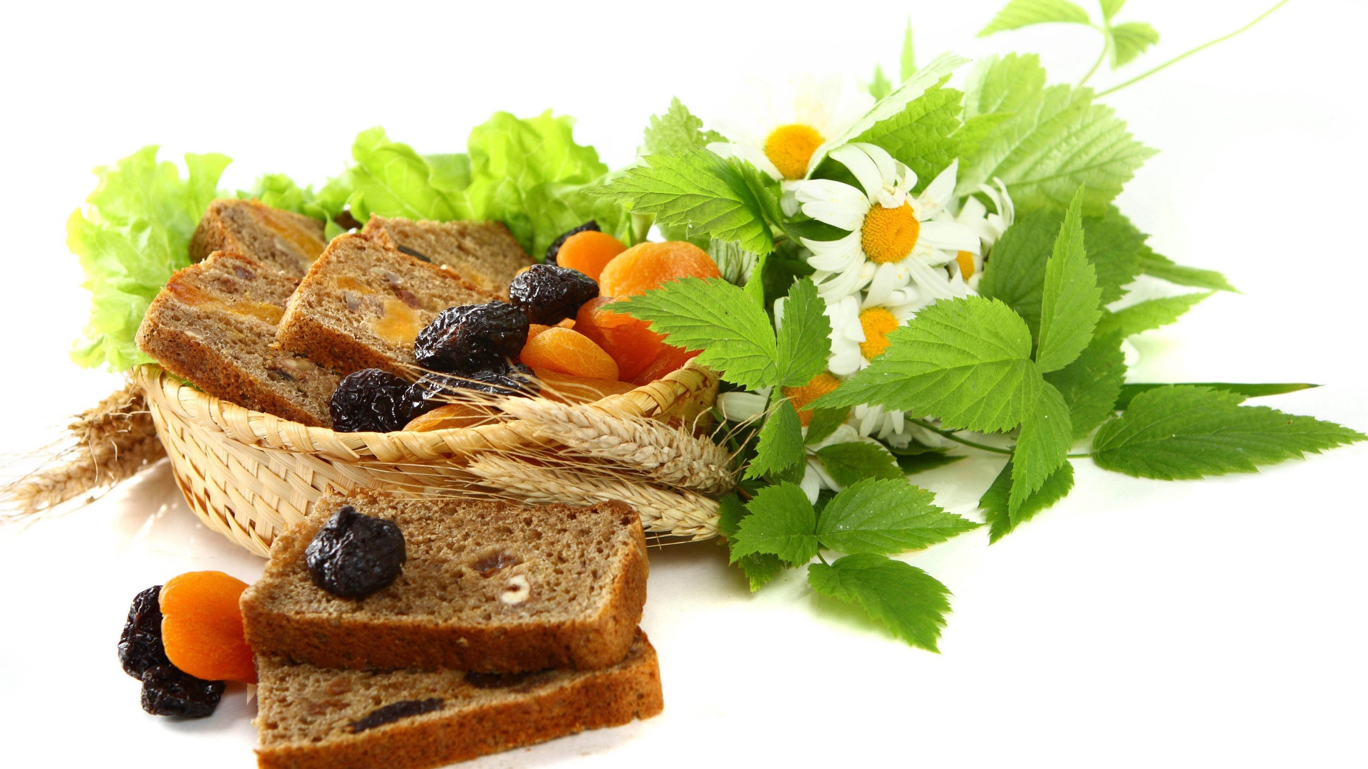 Сухофрукты с хлебом и цветами ромашки на белом фоне