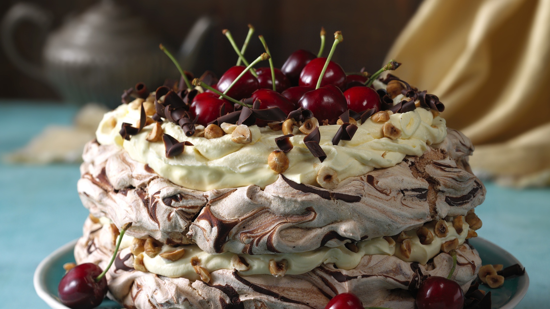 Красивый кремовый торт с шоколадом и ягодами черешни и орехами