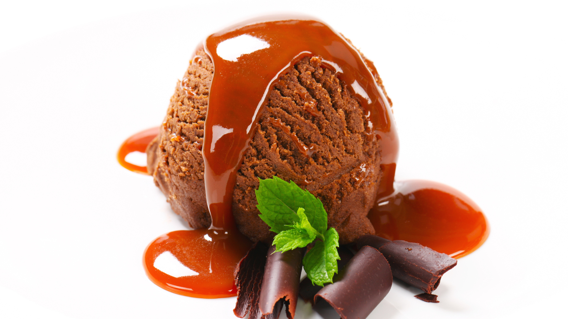 Шарик шоколадного мороженого с джемом на белом фоне 