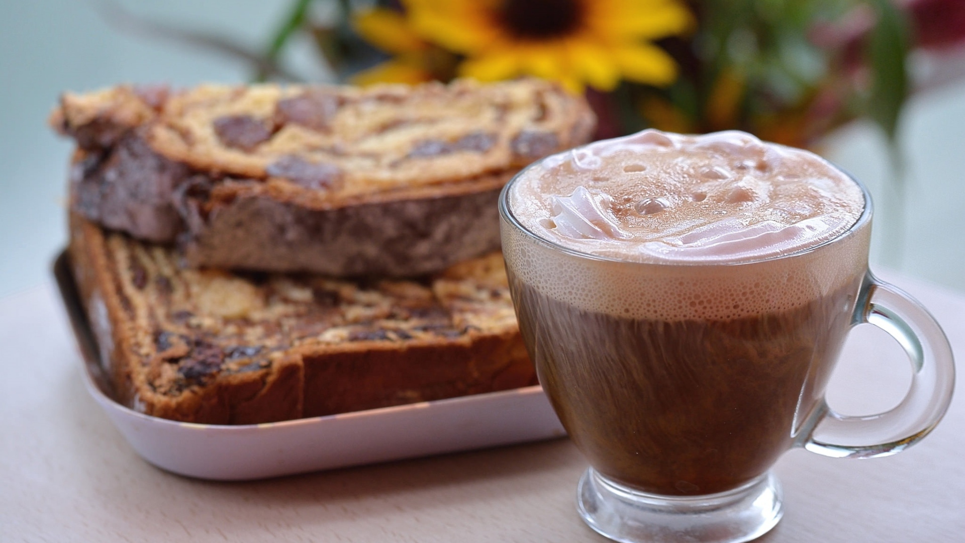 Чашка вкусного какая на столе с кусочками кекса