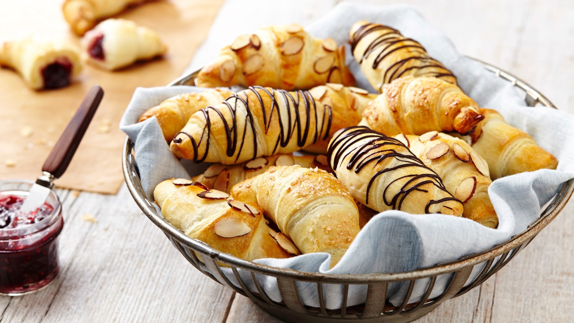 Много свежих круассанов на столе 