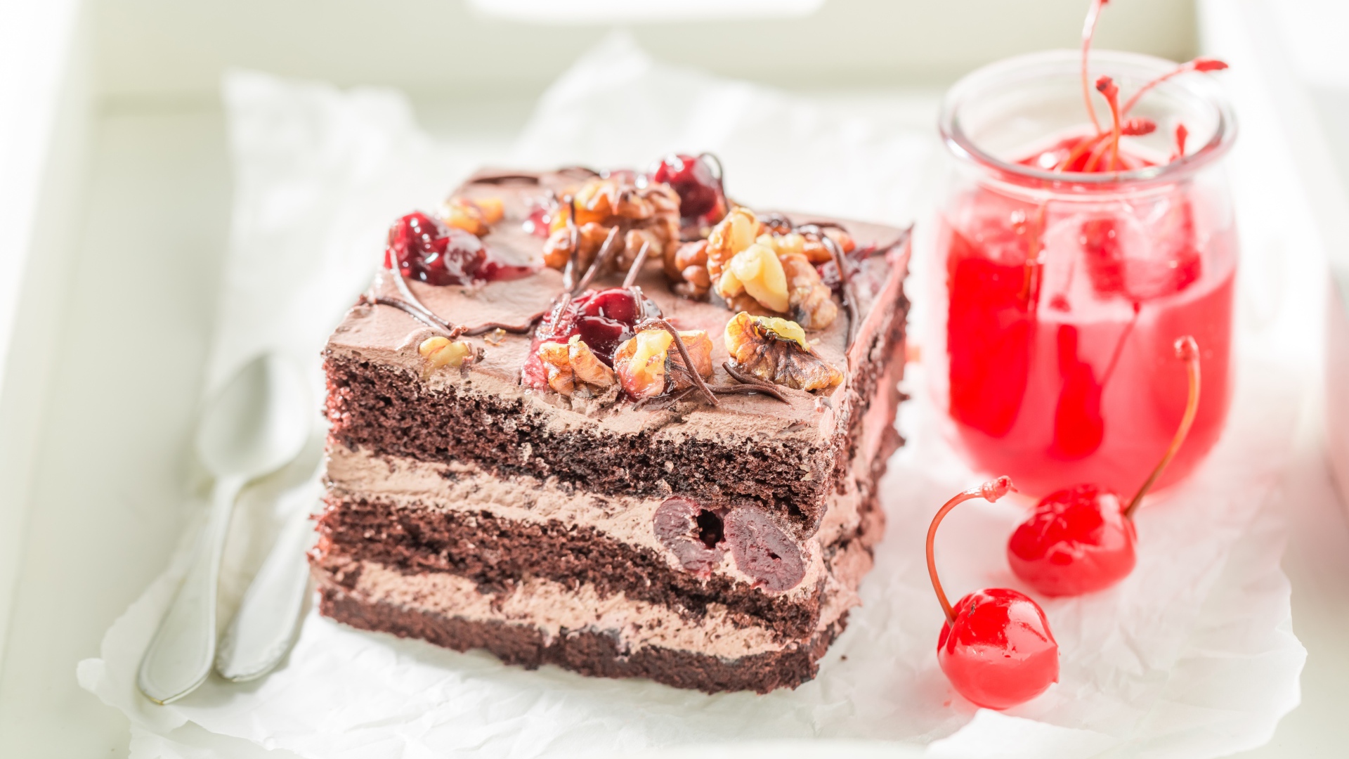 Кусок торта с консервированной вишней