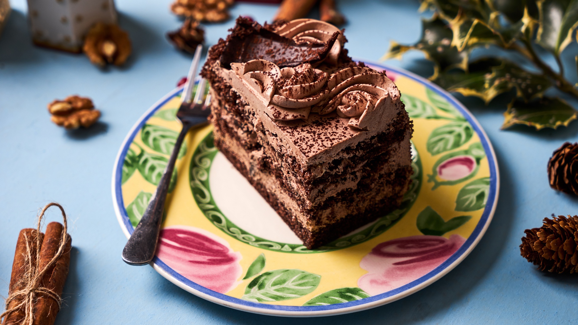 Кусок аппетитного торта с корицей на столе