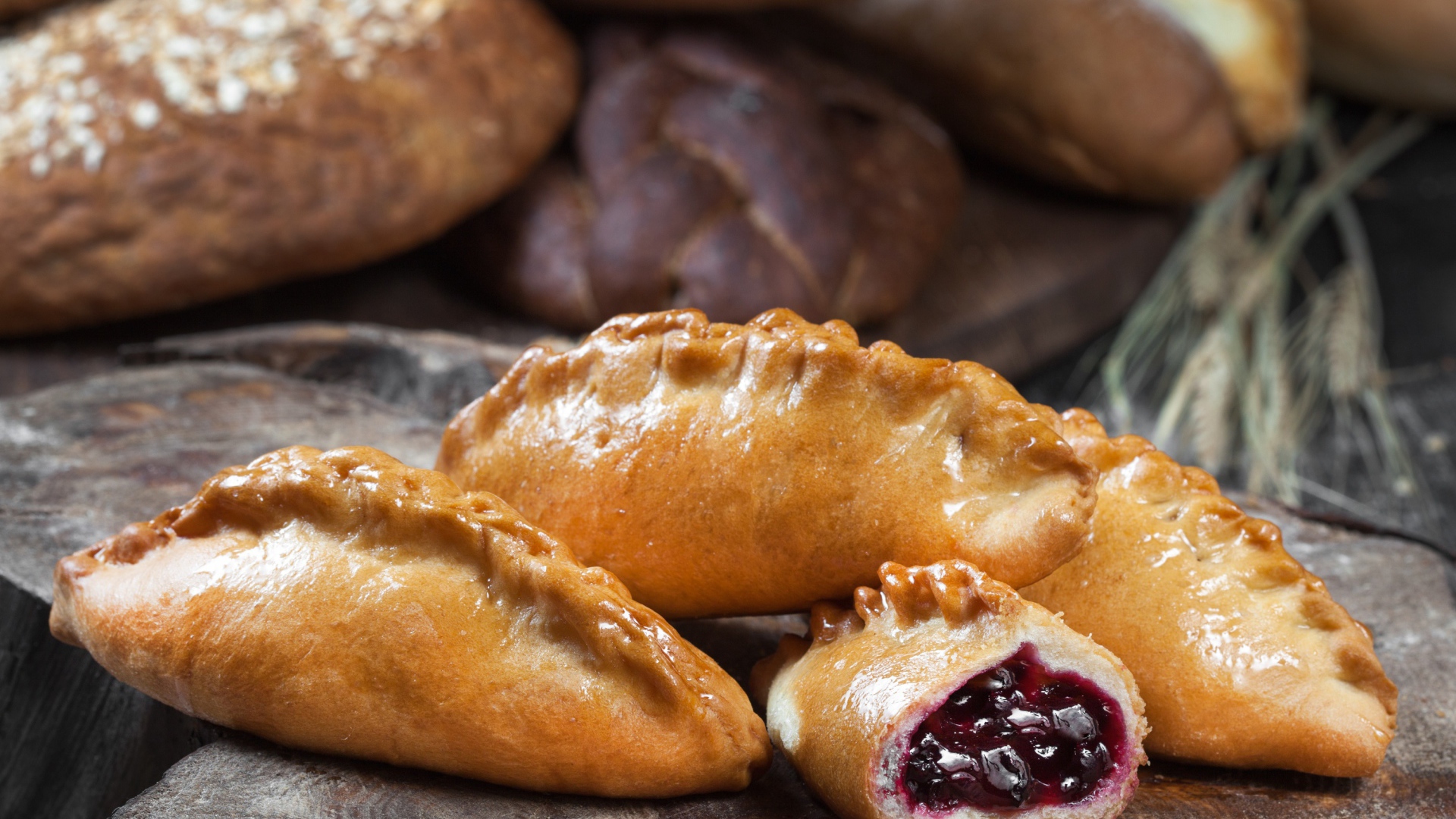 Аппетитные булочки с вишней