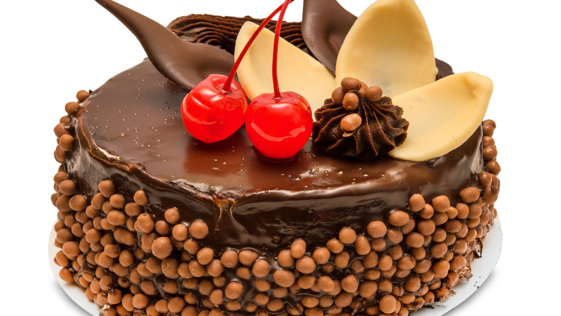 Аппетитный торт с шоколадом и вишнями на белом фоне