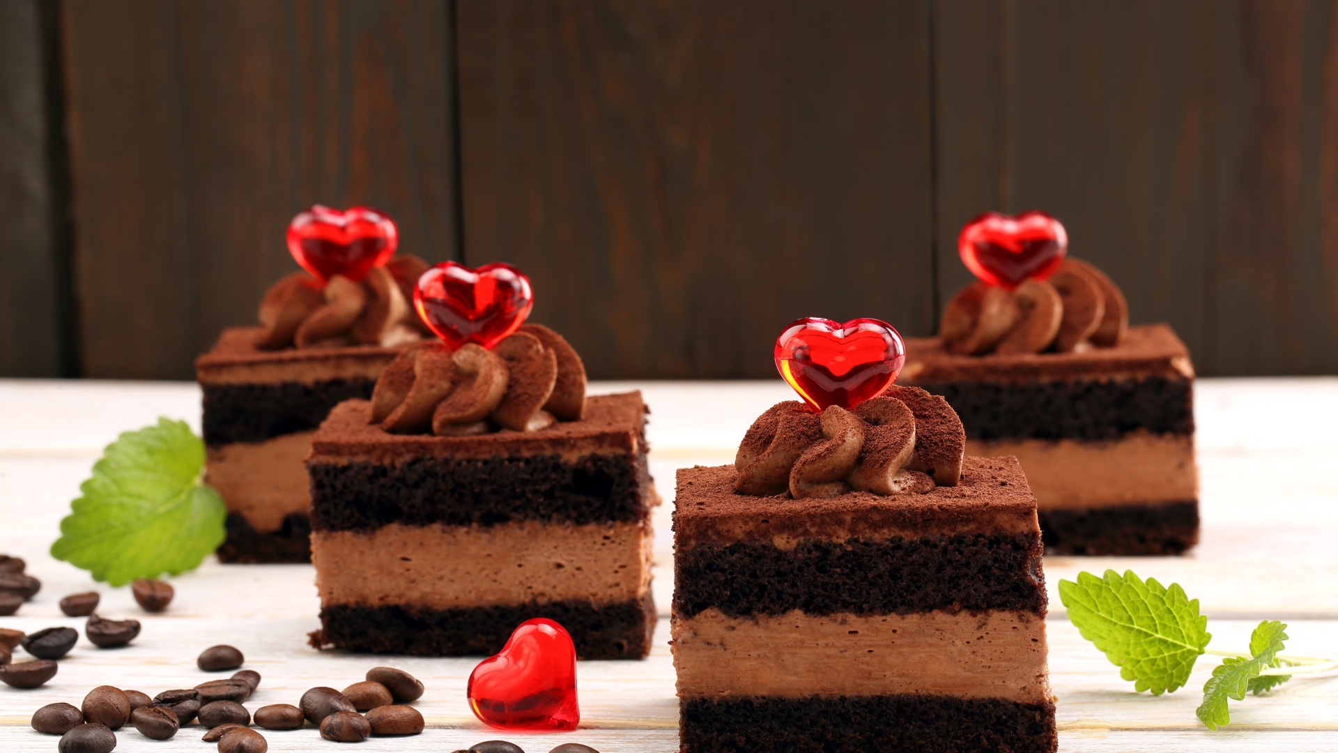 Аппетитные шоколадные пирожные с красными сердечками