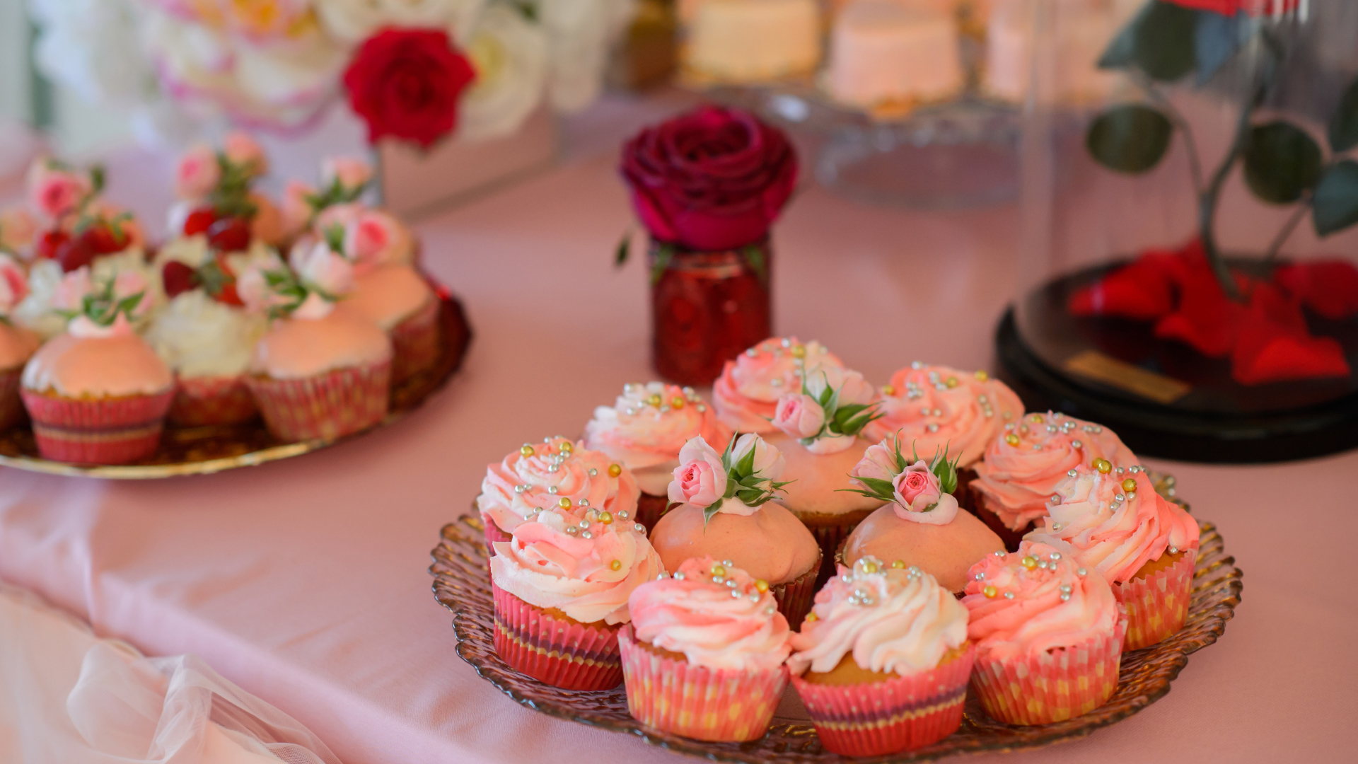 Аппетитные дизайнерские капкейки на столе