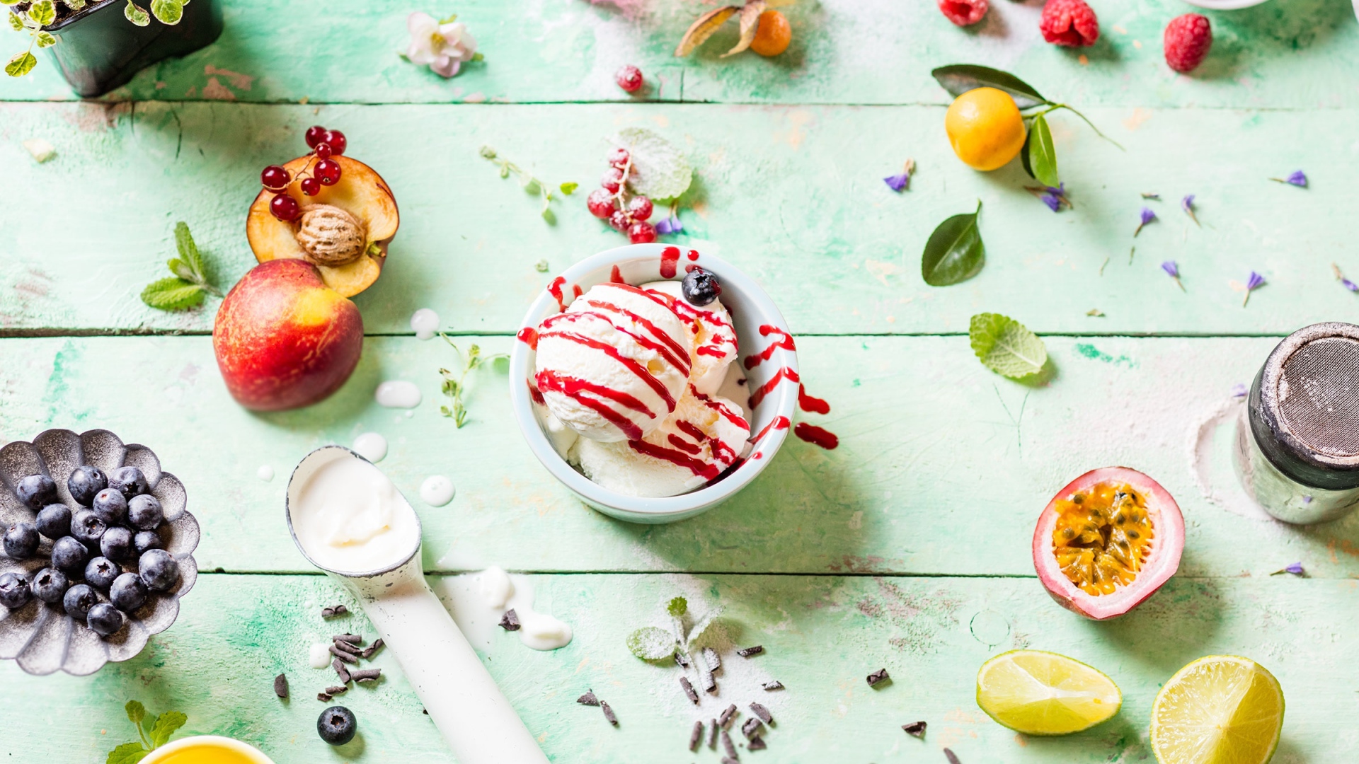 Шарики сливочного мороженого с ягодами и фруктами