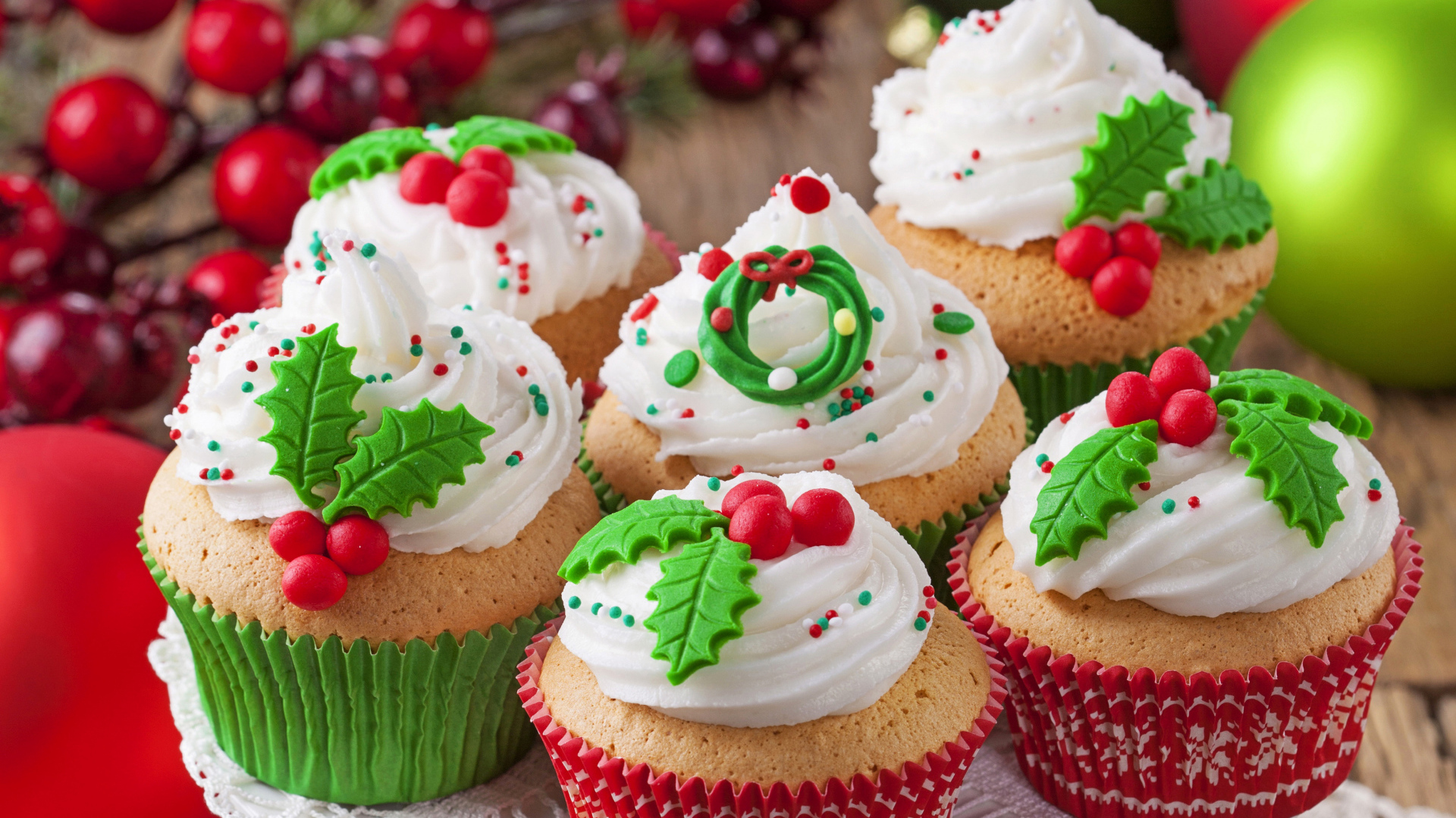 Красивые рождественские кексы с кремом