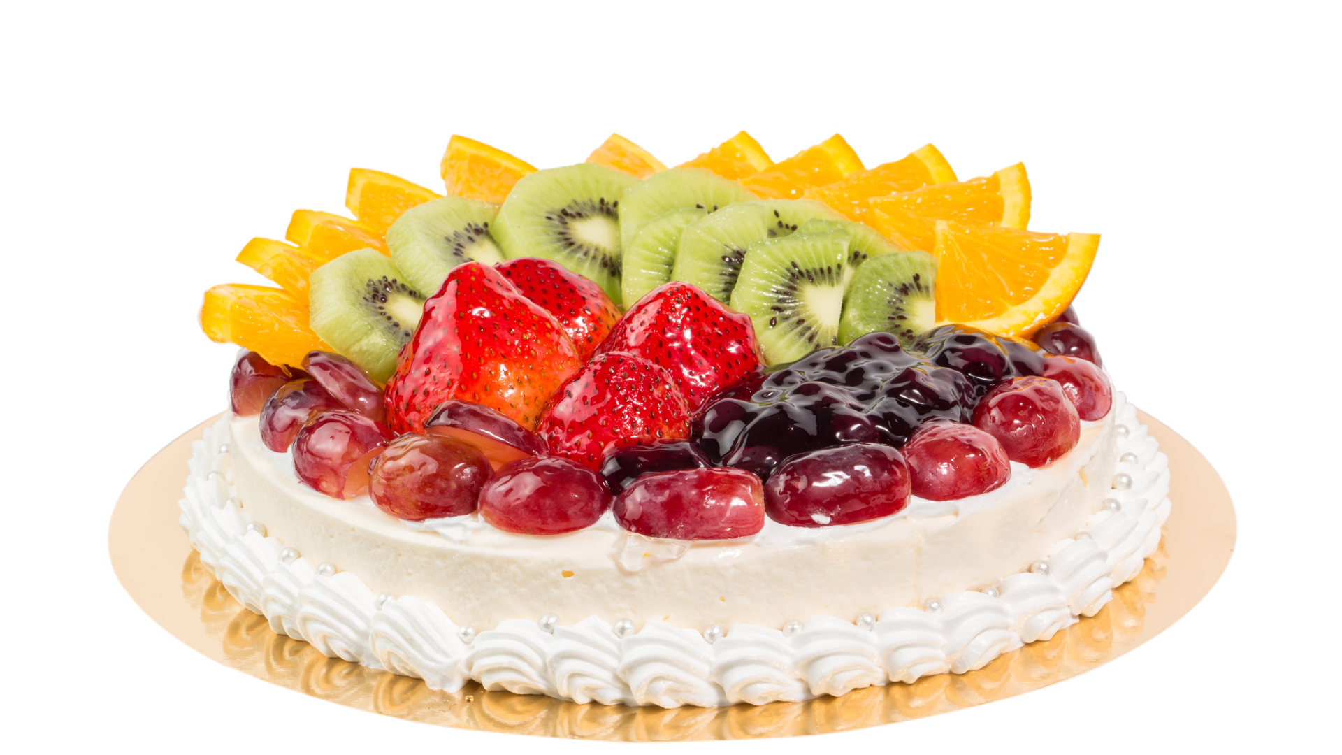 Красивый праздничный торт с ягодами на белом фоне