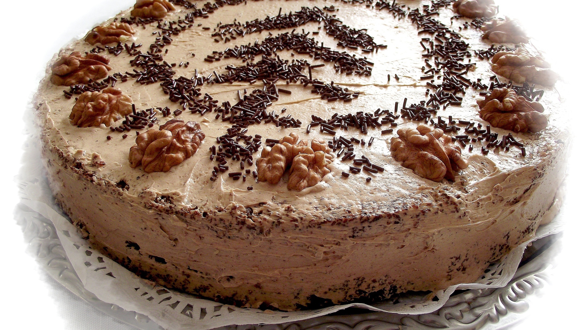 Красивый праздничный торт с грецкими орехами