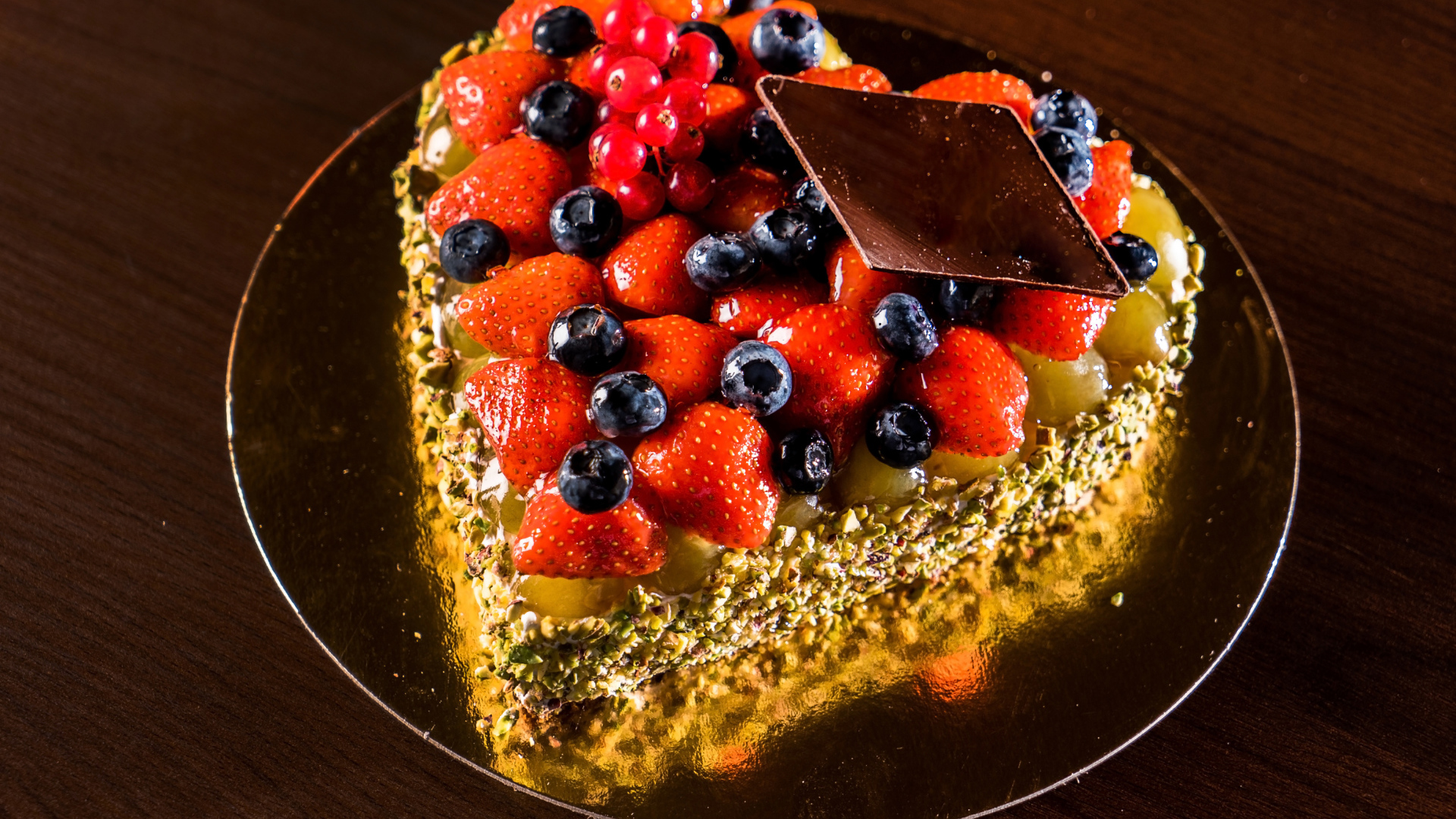 Красивый торт в форме сердца с ягодами