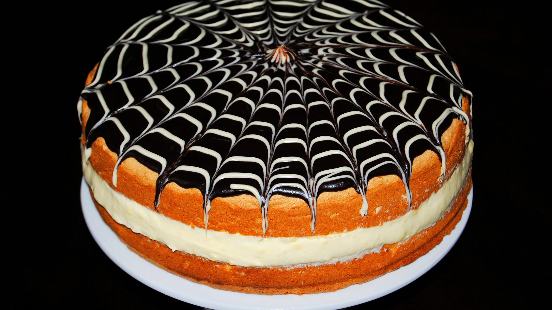 Красивый торт с рисунком на черном фоне