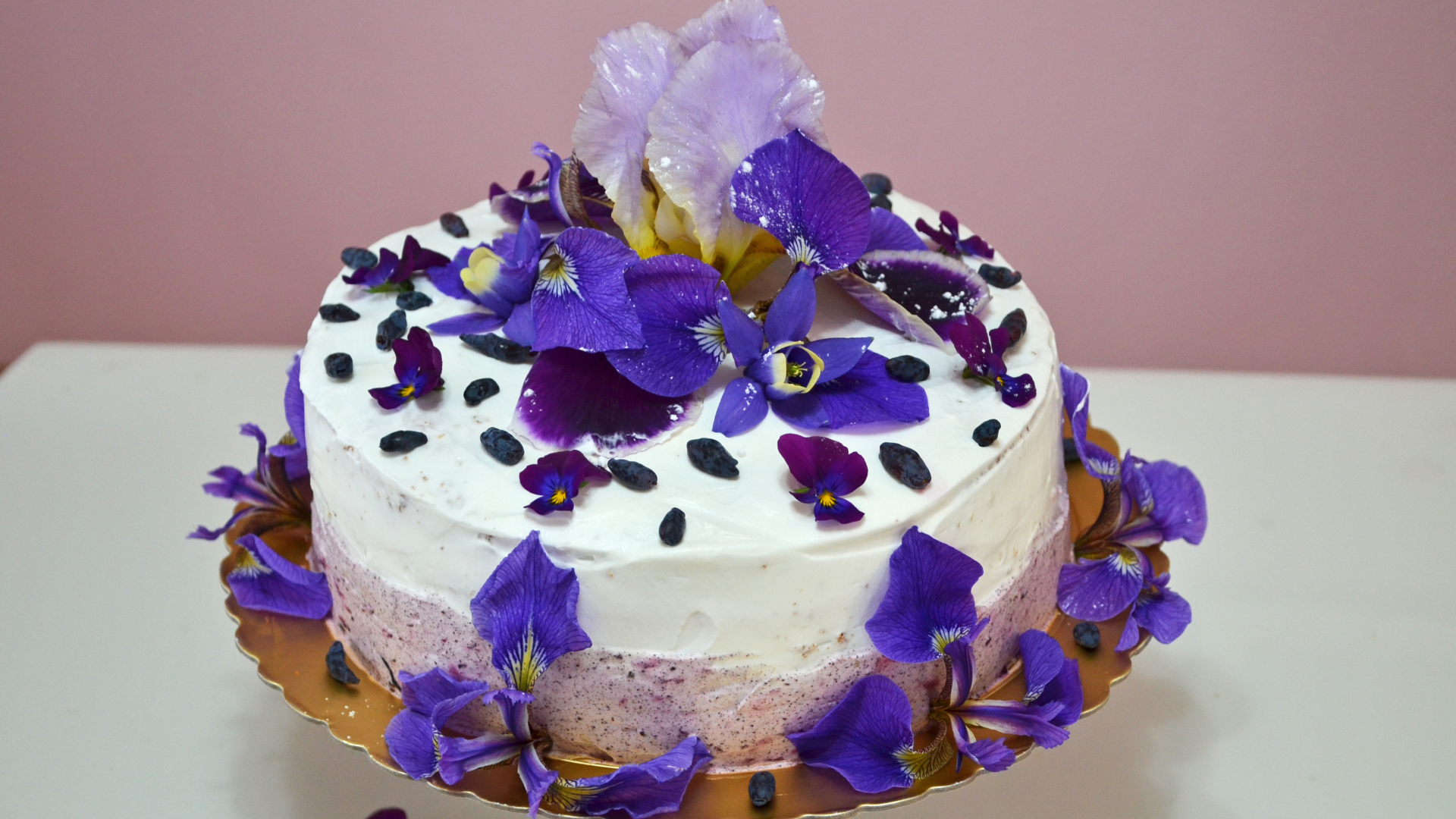 Красивый торт с фиолетовыми цветами ириса 