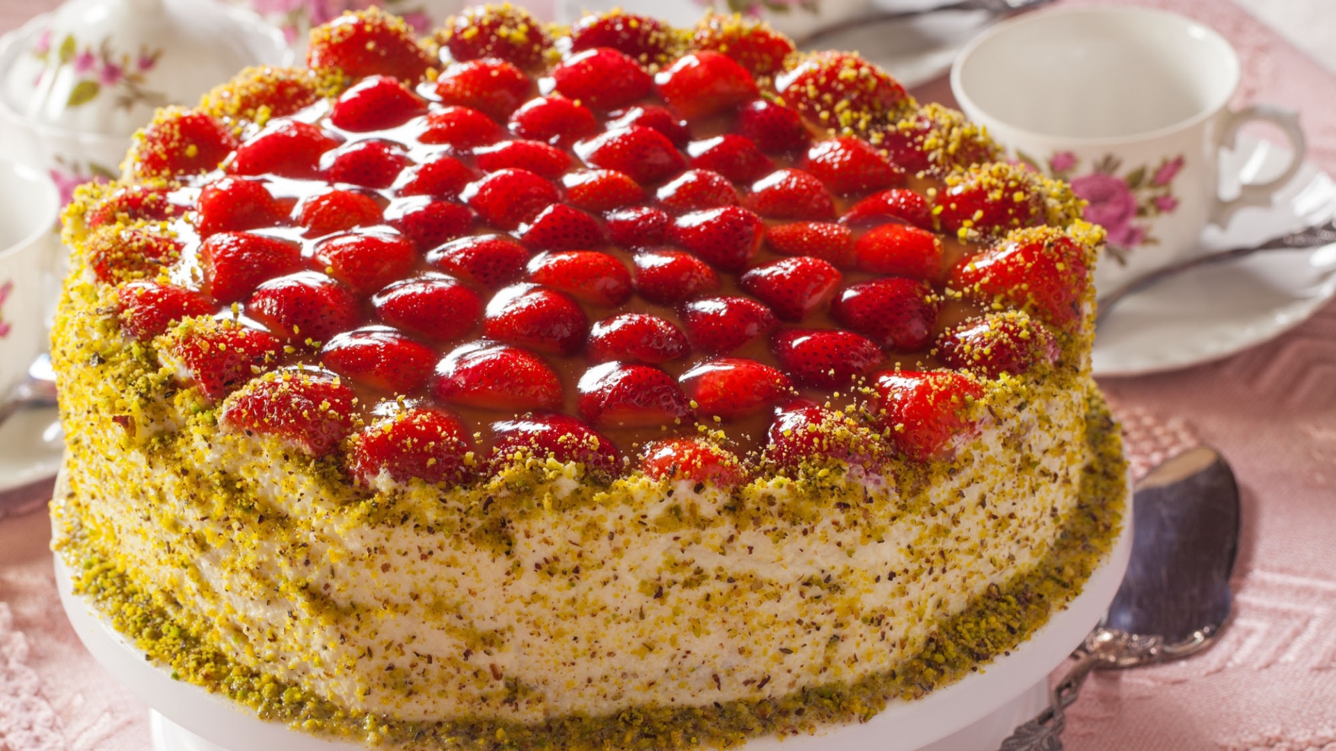 Красивый торт с клубникой 