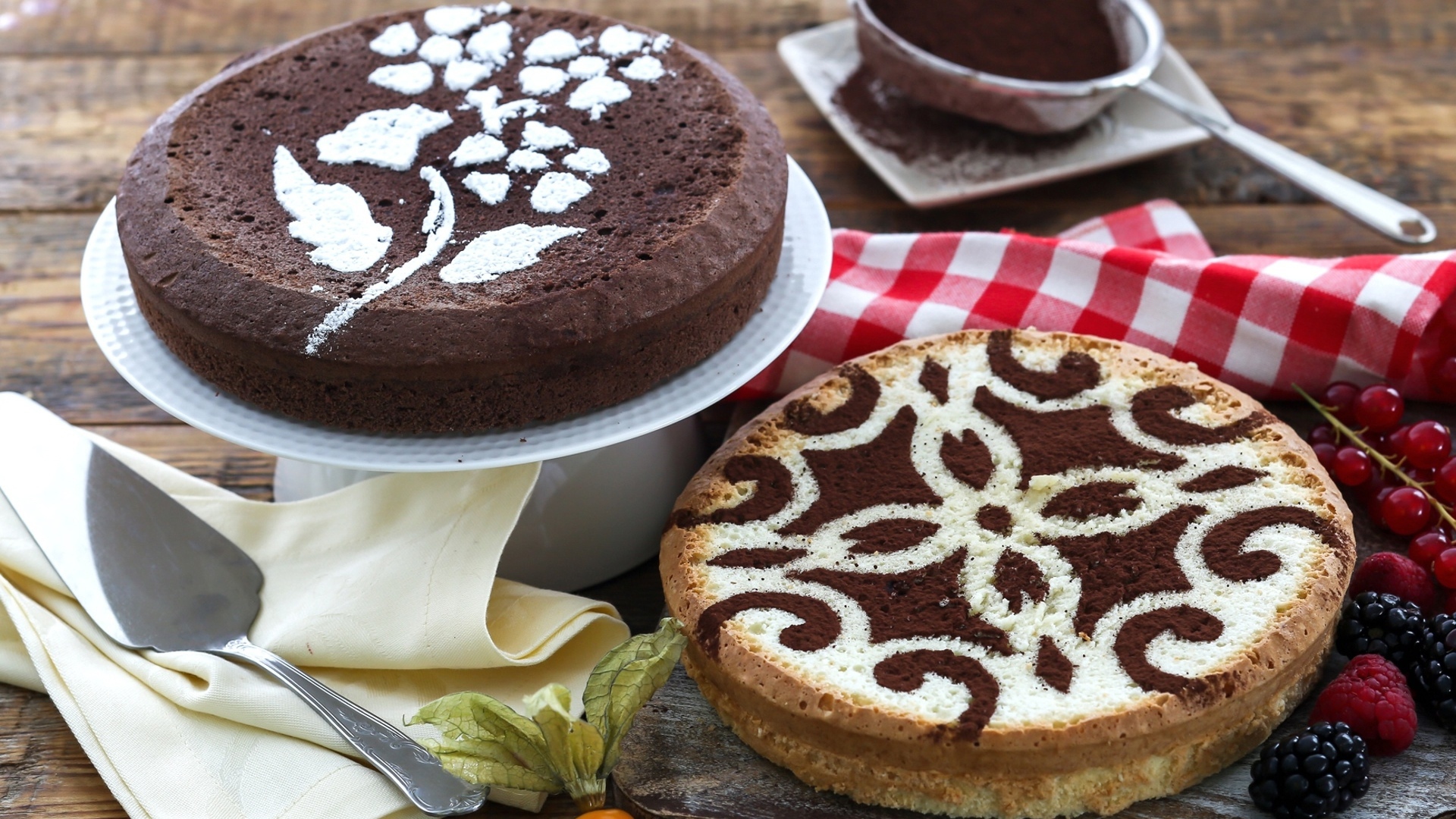 Красивые пироги с рисунком на столе с ягодами