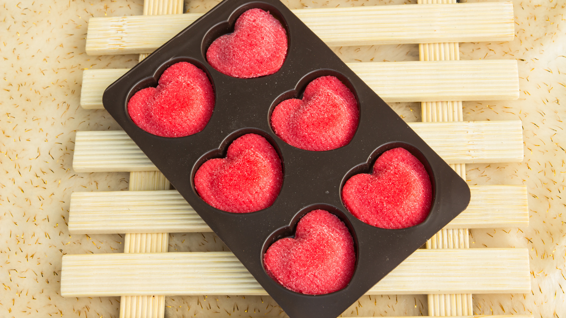 Красивые конфеты в форме красных сердечек