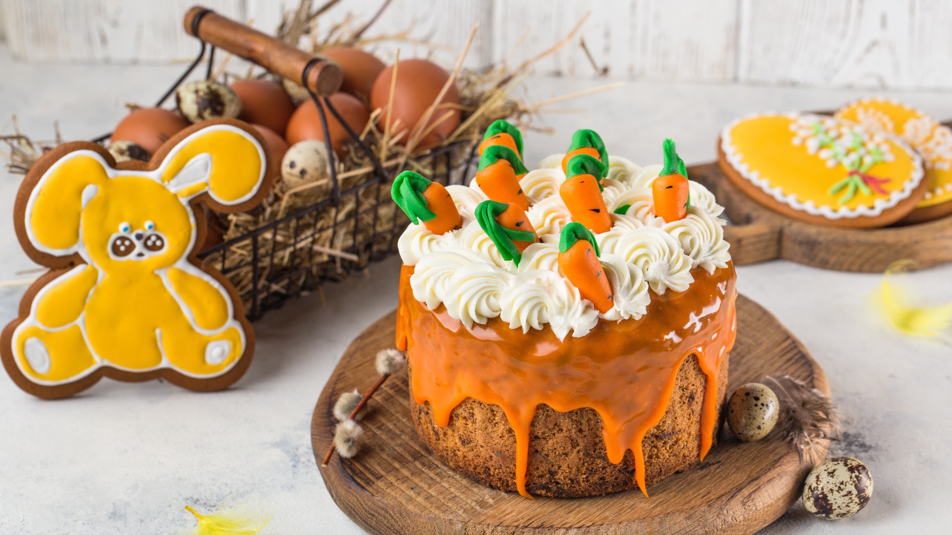 Красивый праздничный кулич с кремом 