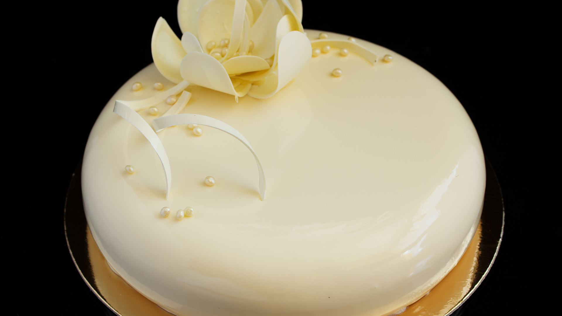 Красивый глянцевый торт с белым цветом