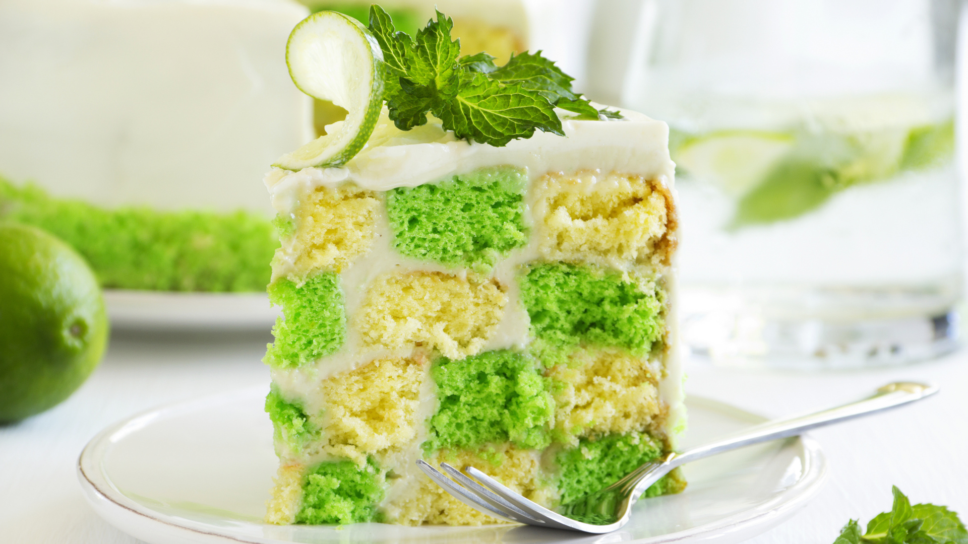 Красивый разноцветный торт с лаймом