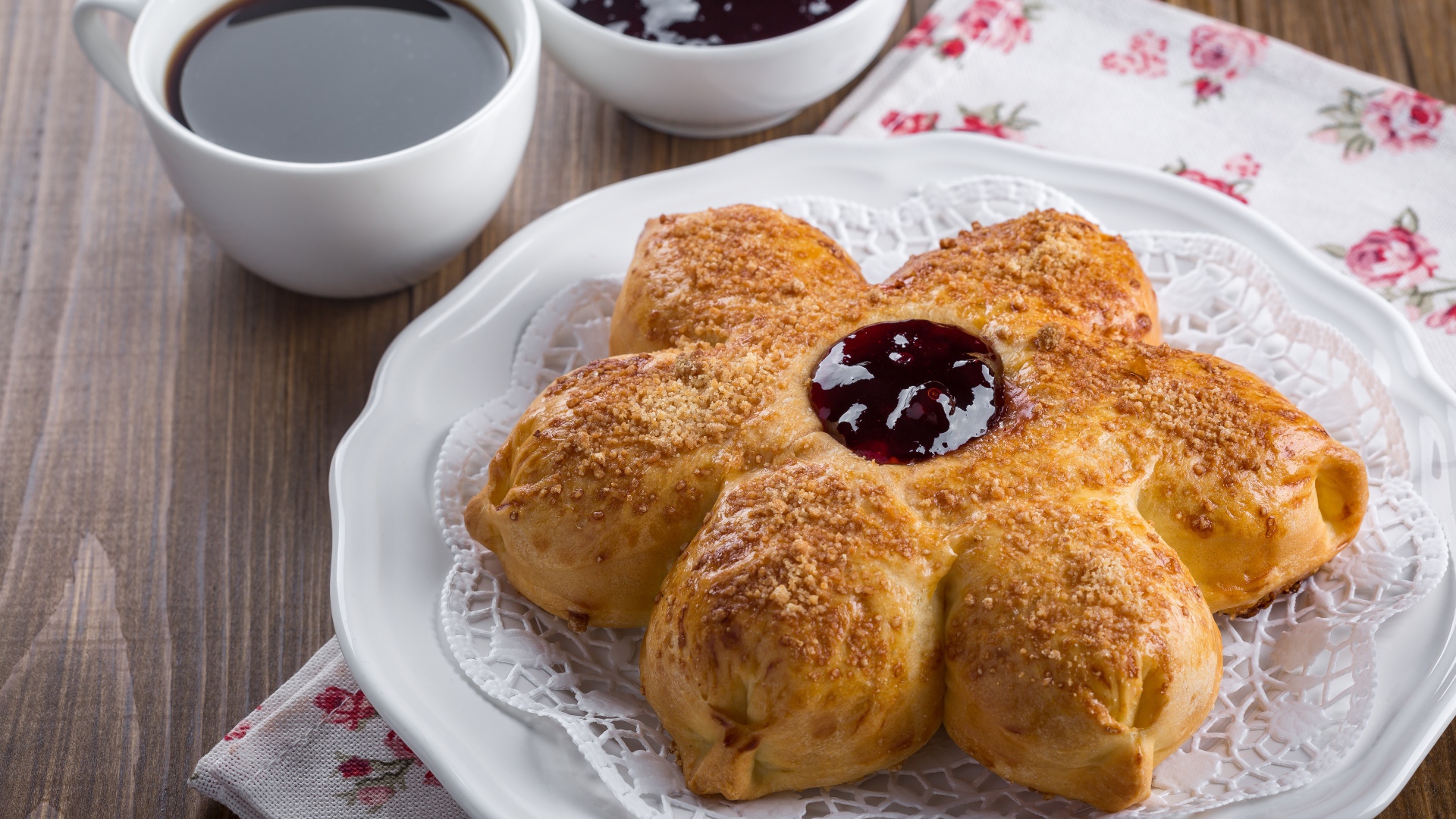 Красивый пирог на столе с чаем