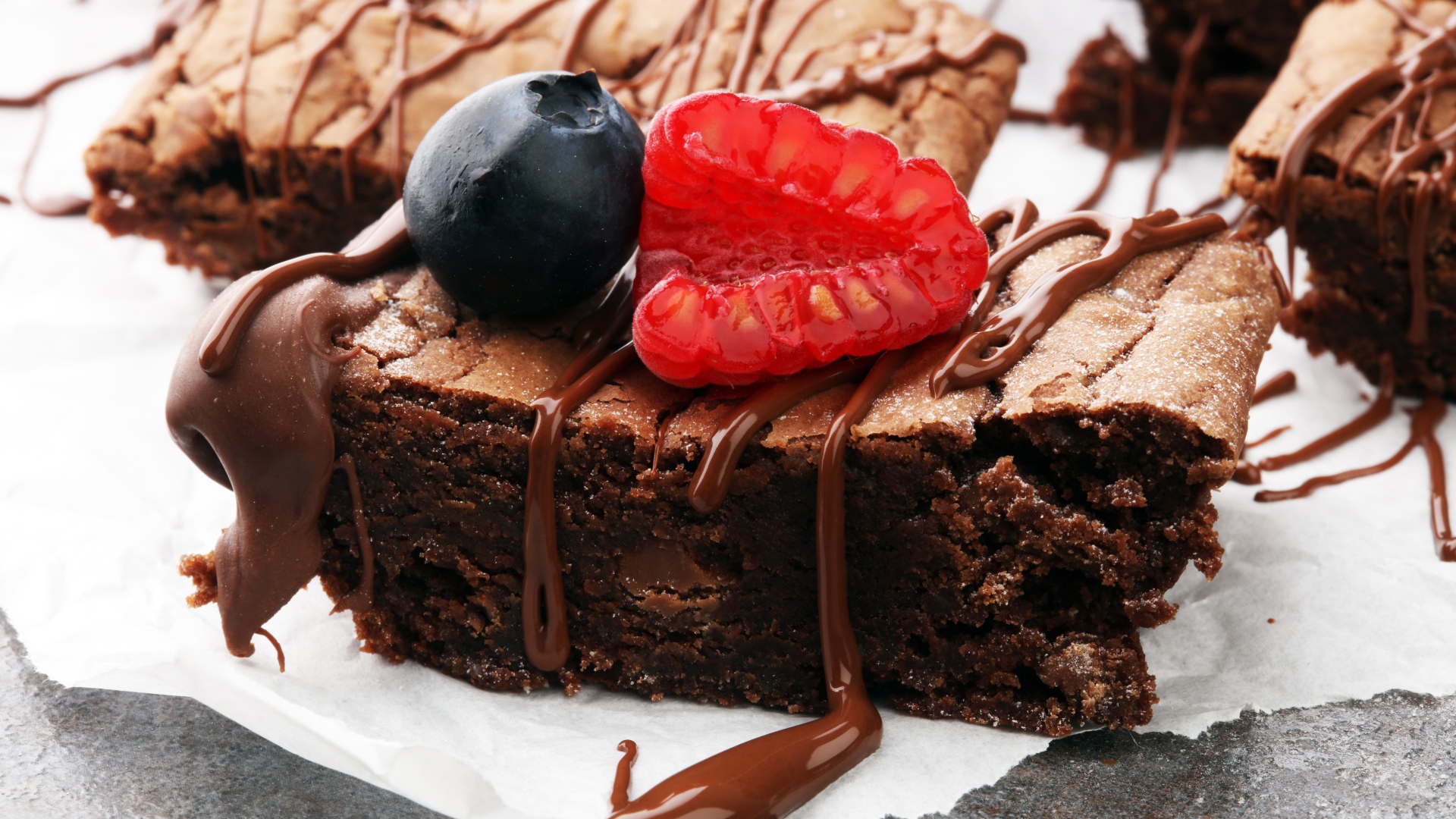 Пирожное брауни с шоколадом и ягодами малины и черники 