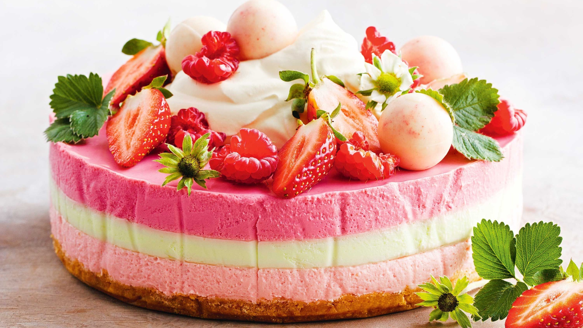 Торт мусс с ягодами клубники и малины