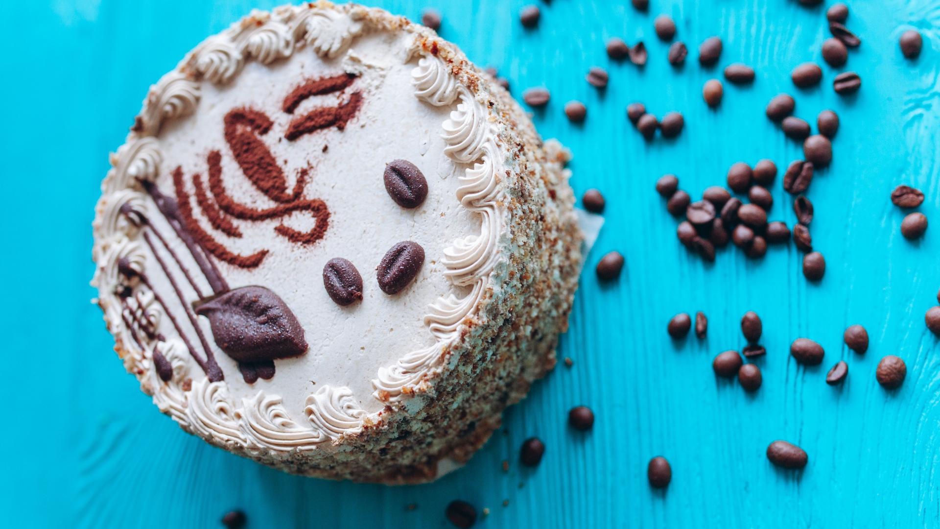 Торт с кофейными зернами на голубом фоне