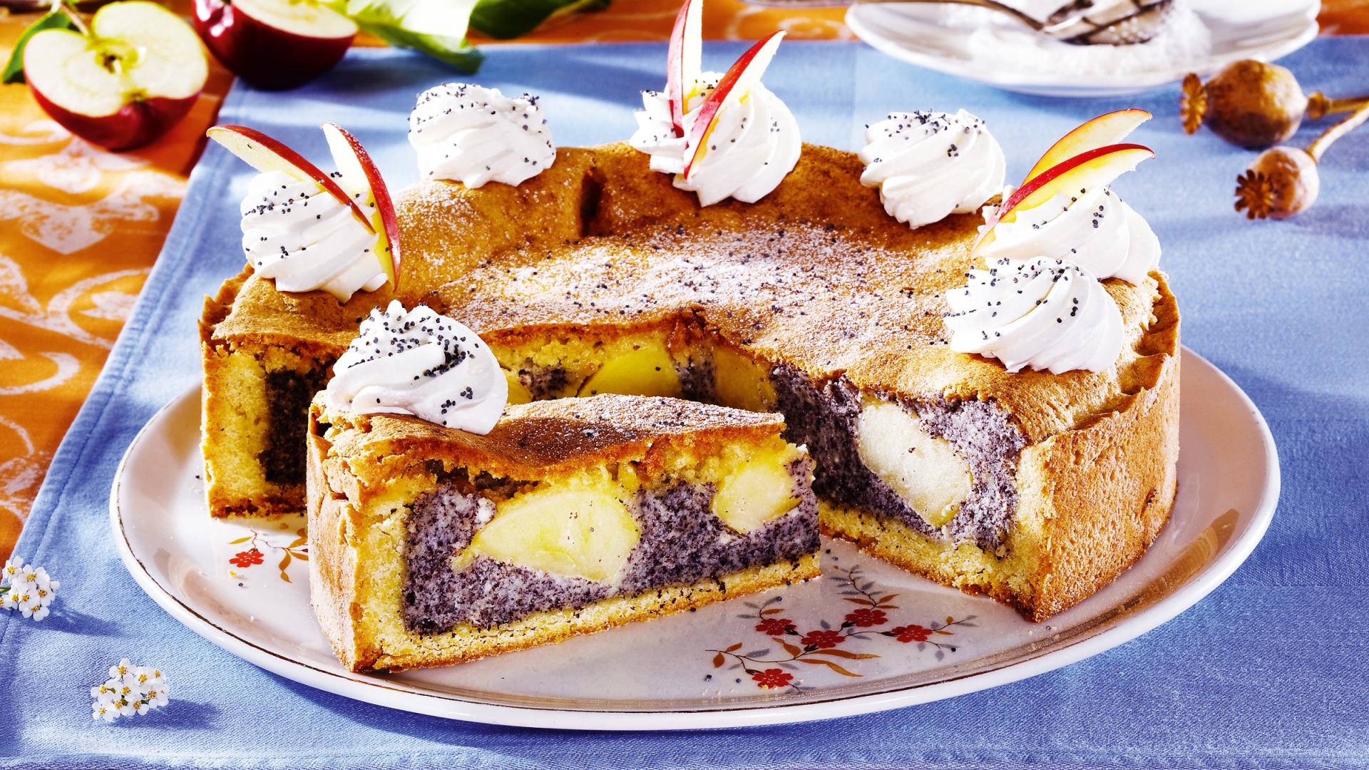 Пирог с маком и яблоками на столе 