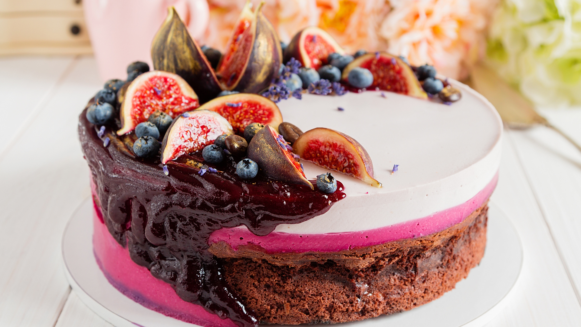 Торт с суфле, джемом, ягодами черники и кусочками инжира