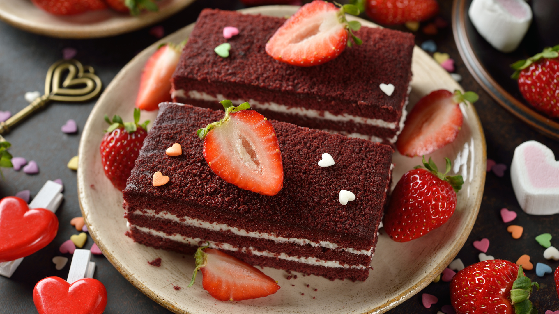 Пирожное с ягодами клубники на столе 