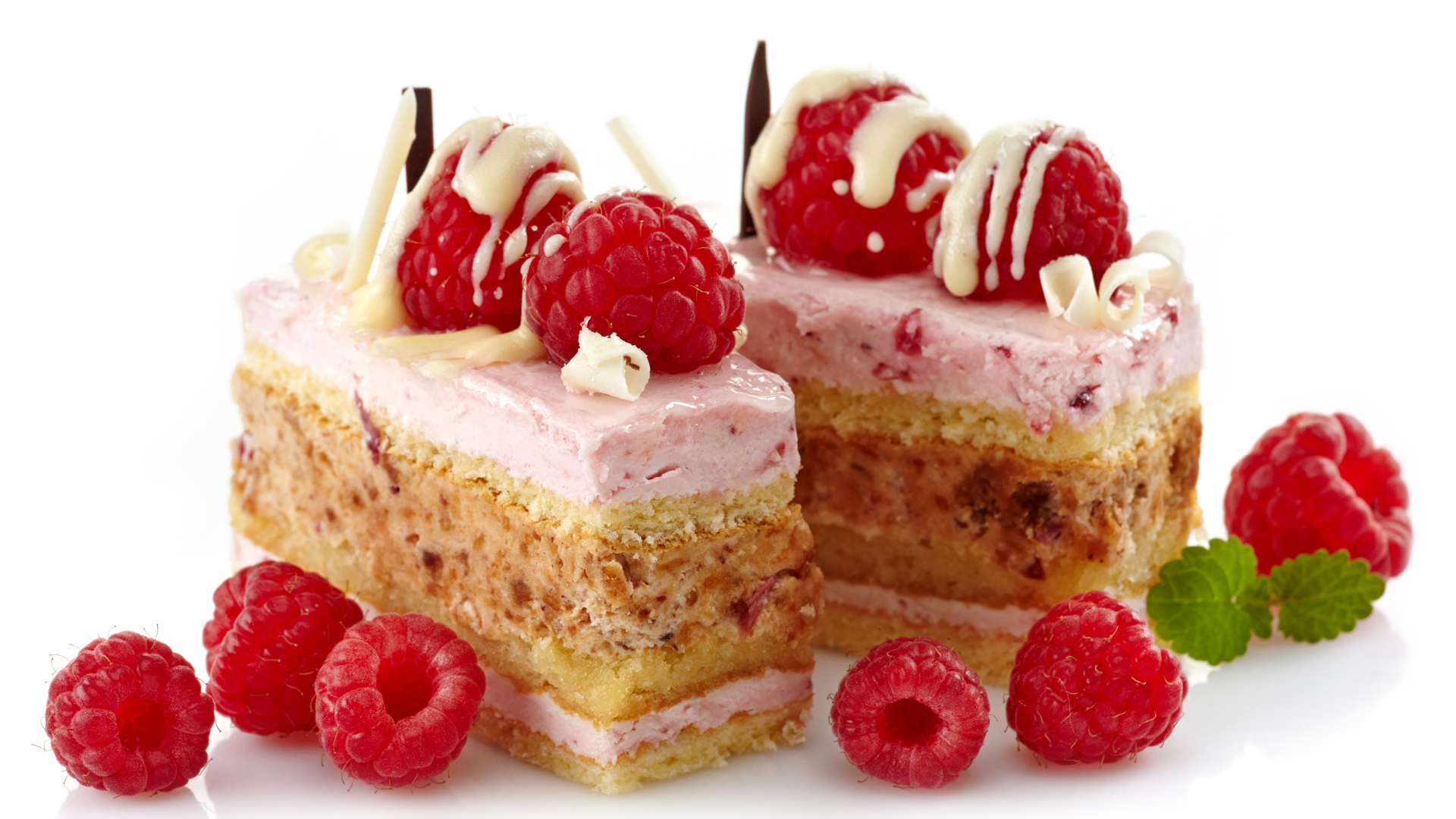 Пирожные с ягодами малины на белом фоне