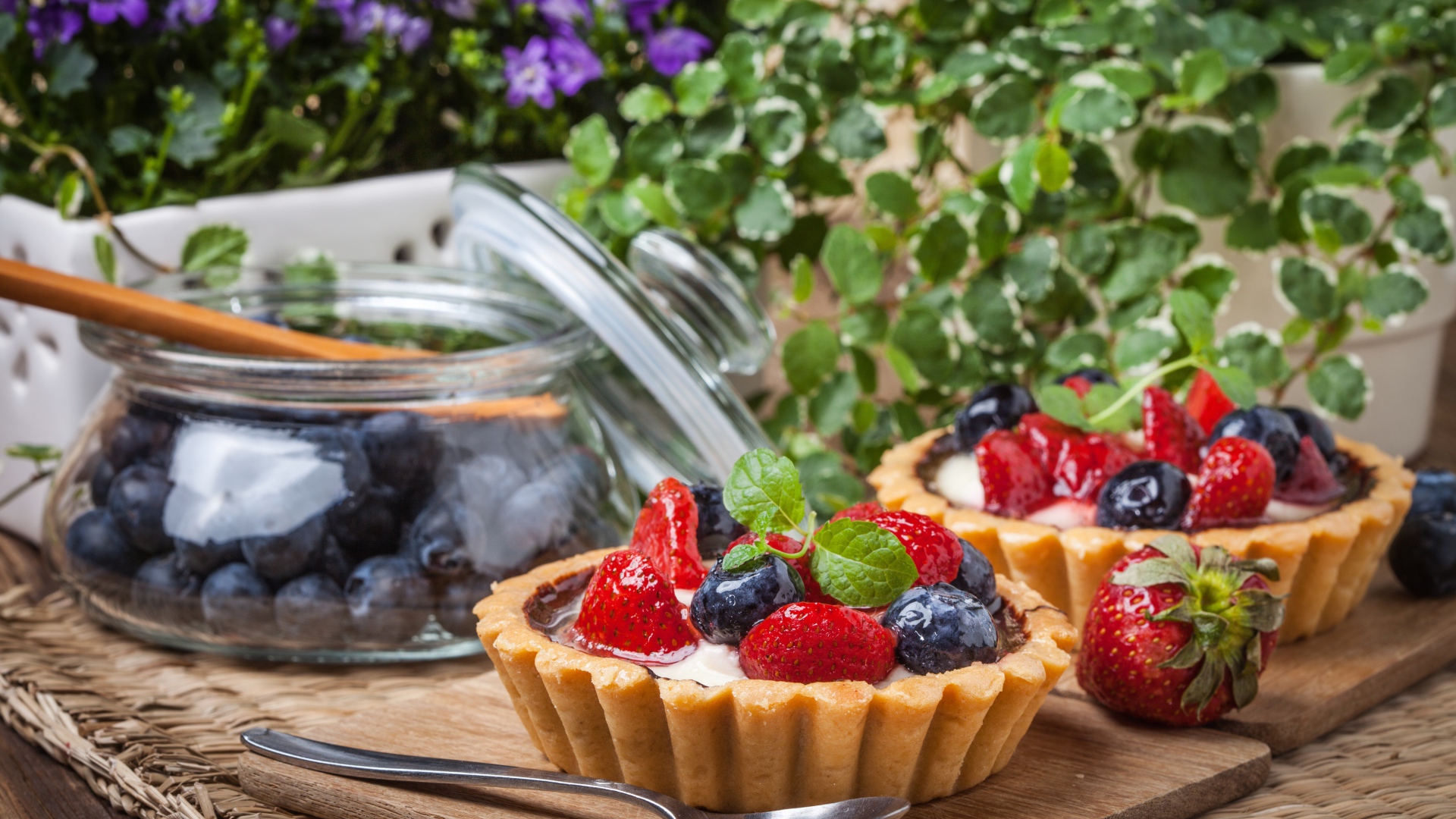 Пирожные с ягодами клубники и черники на столе